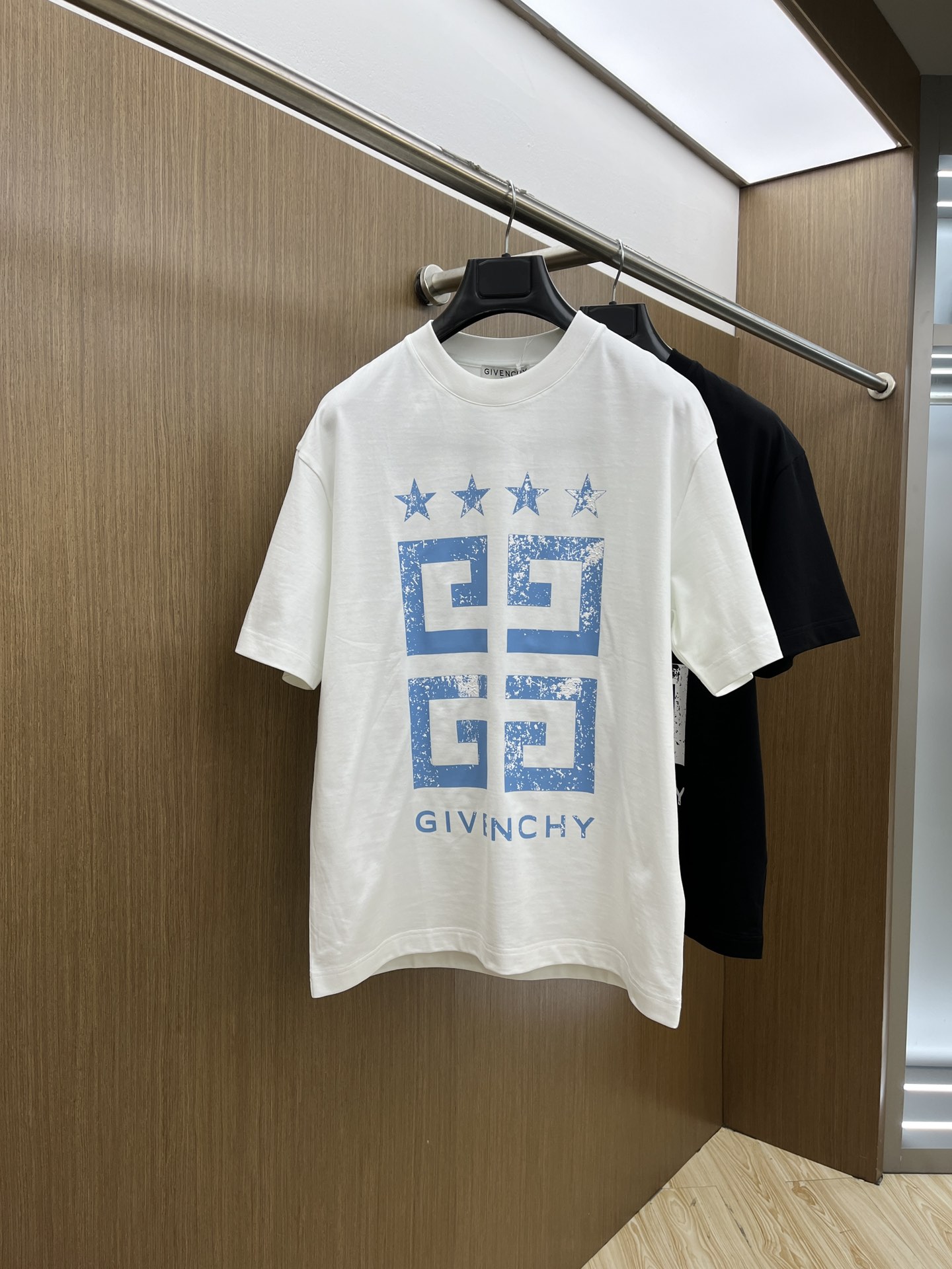 NO:121269,New GVC high-end customization 2025 spring and summer new first-time counter latest short-sleeved round-neck T-shirt high-end customization design avant-garde and fashionable!  Brand logo heavy craft design, high-end customized mercerated cloud cotton fabric, soft feel, comfortable to wear, exquisite counter-level car line, fine workmanship, invincible and handsome upper body effect!  A must-have item for handsome men!  Color black white bld code number M-3XL, T-shirt,tees,t-shirt,alexander wang19860909新款Gvc 高端定制 2025春夏新款首发专柜最新款短袖圆领T恤 高端订制 设计前卫时尚！品牌logo重工艺设计 高端定制丝光云朵棉面料.手感柔软.穿着舒适.专柜级别精致车线.做工精细.上身效果无敌帅气！型男必备单品！ 颜色黑色 白色 bld码数M-3XL,,T-shirt,tees，t-shirt,alexander wang,Men's clothing