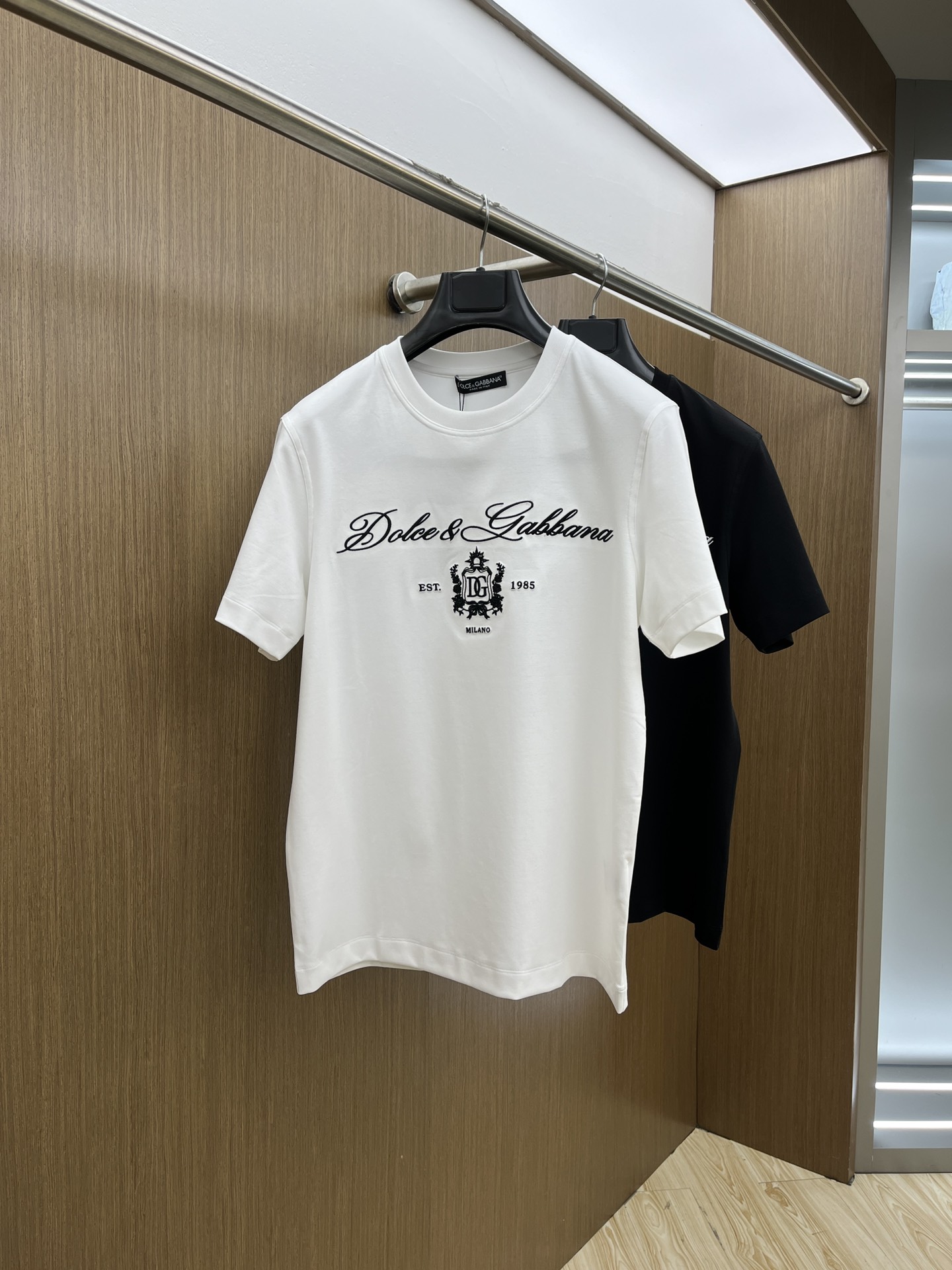 NO:121291,New DG high-end customization 2025 spring and summer new first-time counter latest short-sleeved round-neck T-shirt high-end customization design avant-garde and fashionable!  Brand logo heavy craft design, high-end customized mercerated cloud cotton fabric, soft feel, comfortable to wear, exquisite counter-level car line, fine workmanship, invincible and handsome upper body effect!  A must-have item for handsome men!  Color black white bld code number M-3XL, Dolce & Gabbana, T-shirt,tees, t-shirt,alexander wang19860909新款DG 高端定制 2025春夏新款首发专柜最新款短袖圆领T恤 高端订制 设计前卫时尚！品牌logo重工艺设计 高端定制丝光云朵棉面料.手感柔软.穿着舒适.专柜级别精致车线.做工精细.上身效果无敌帅气！型男必备单品！ 颜色黑色 白色 bld码数M-3XL,,Dolce&Gabbana,T-shirt,tees，t-shirt,alexander wang,Men's clothing