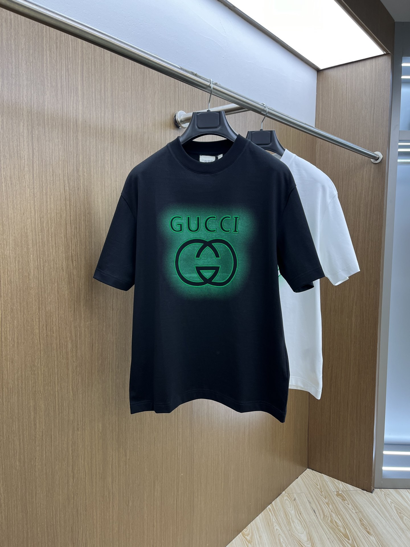 NO:121294,New Guc high-end customization 2025 spring and summer new first-time counter latest short-sleeved round-neck T-shirt high-end customization design avant-garde and fashionable!  Brand logo heavy craft design, high-end customized mercerated cloud cotton fabric, soft feel, comfortable to wear, exquisite counter-level car line, fine workmanship, invincible and handsome upper body effect!  A must-have item for handsome men!  Color black white bld code number M-3XL, gucci, T-shirt,tees, t-shirt,alexander wang19860909新款Guc 高端定制 2025春夏新款首发专柜最新款短袖圆领T恤 高端订制 设计前卫时尚！品牌logo重工艺设计 高端定制丝光云朵棉面料.手感柔软.穿着舒适.专柜级别精致车线.做工精细.上身效果无敌帅气！型男必备单品！ 颜色黑色 白色 bld码数M-3XL,,gucci,T-shirt,tees，t-shirt,alexander wang,Men's clothing