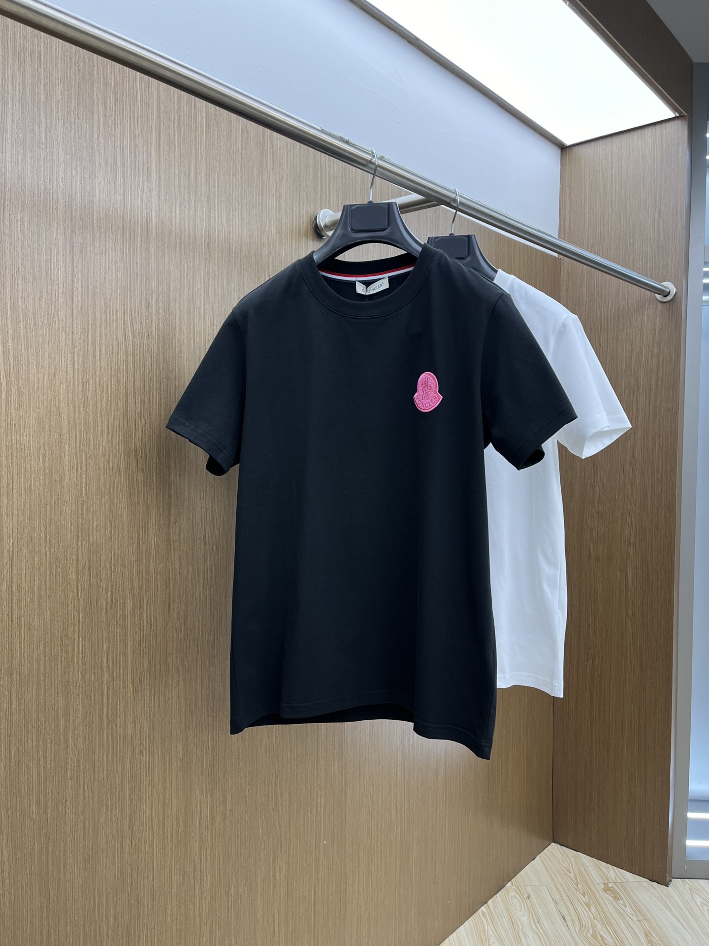 新款   Mon 🔥🔥高定面料 玉蚕丝般的丝滑 2025春夏新品上市🍃时尚经典圆领短袖👍🏻时尚单品设计，