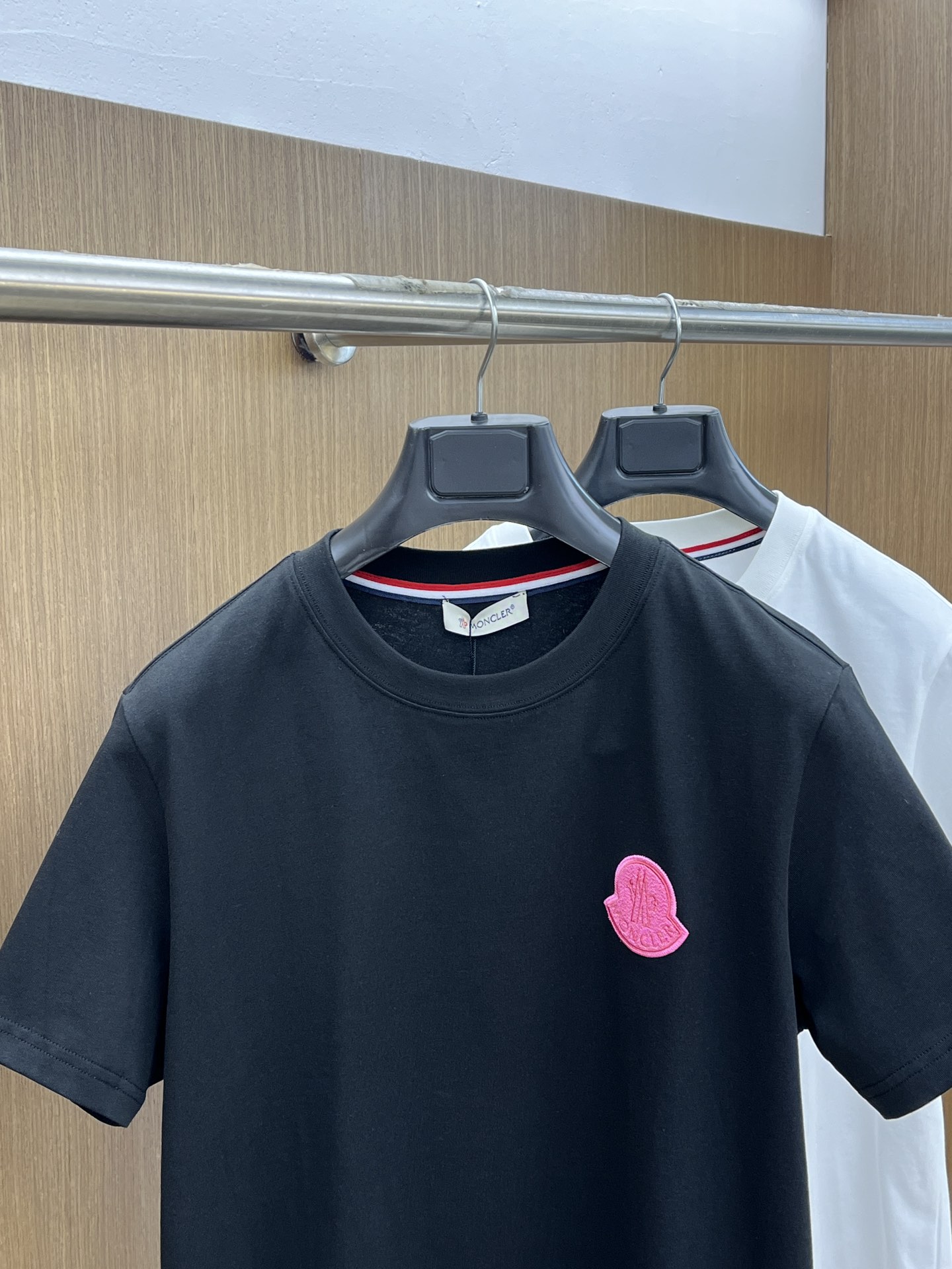 新款   Mon 🔥🔥高定面料 玉蚕丝般的丝滑 2025春夏新品上市🍃时尚经典圆领短袖👍🏻时尚单品设计，