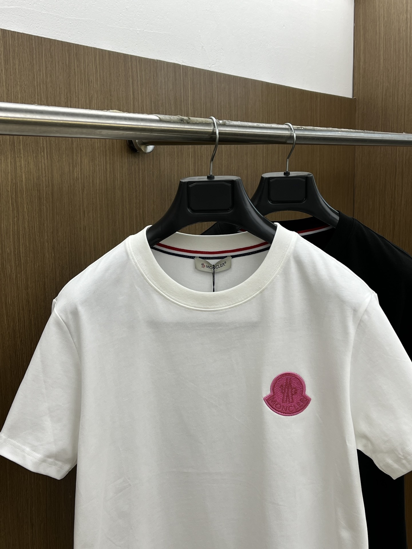 新款   Mon 🔥🔥高定面料 玉蚕丝般的丝滑 2025春夏新品上市🍃时尚经典圆领短袖👍🏻时尚单品设计，