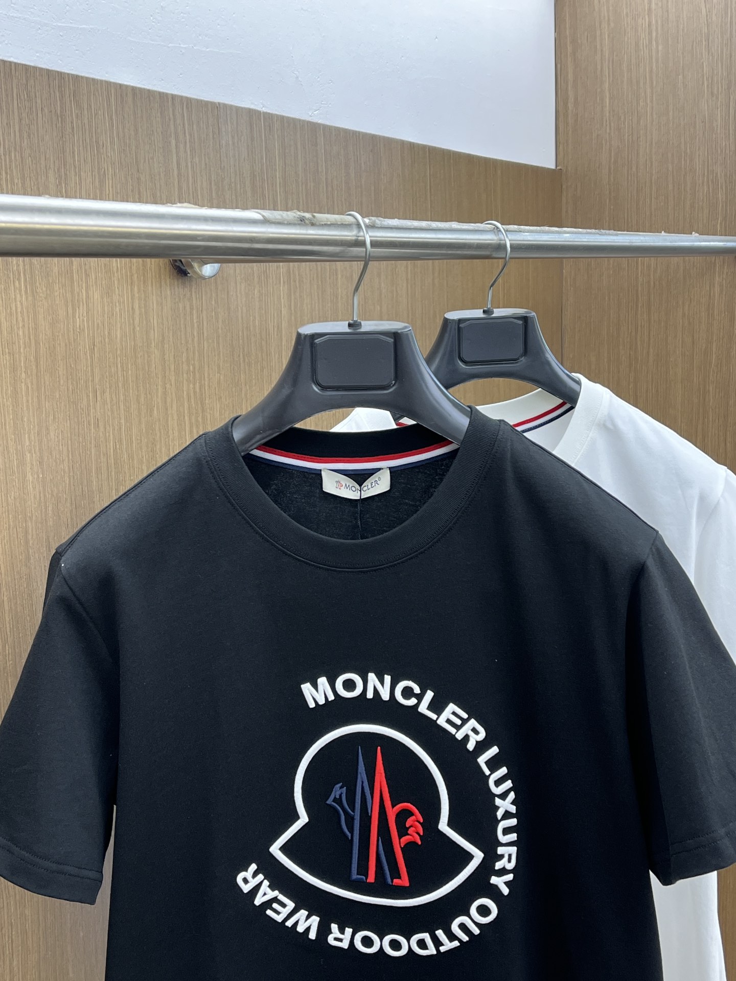 新款   Mon 🔥🔥高定面料 玉蚕丝般的丝滑 2025春夏新品上市🍃时尚经典圆领短袖👍🏻时尚单品设计，