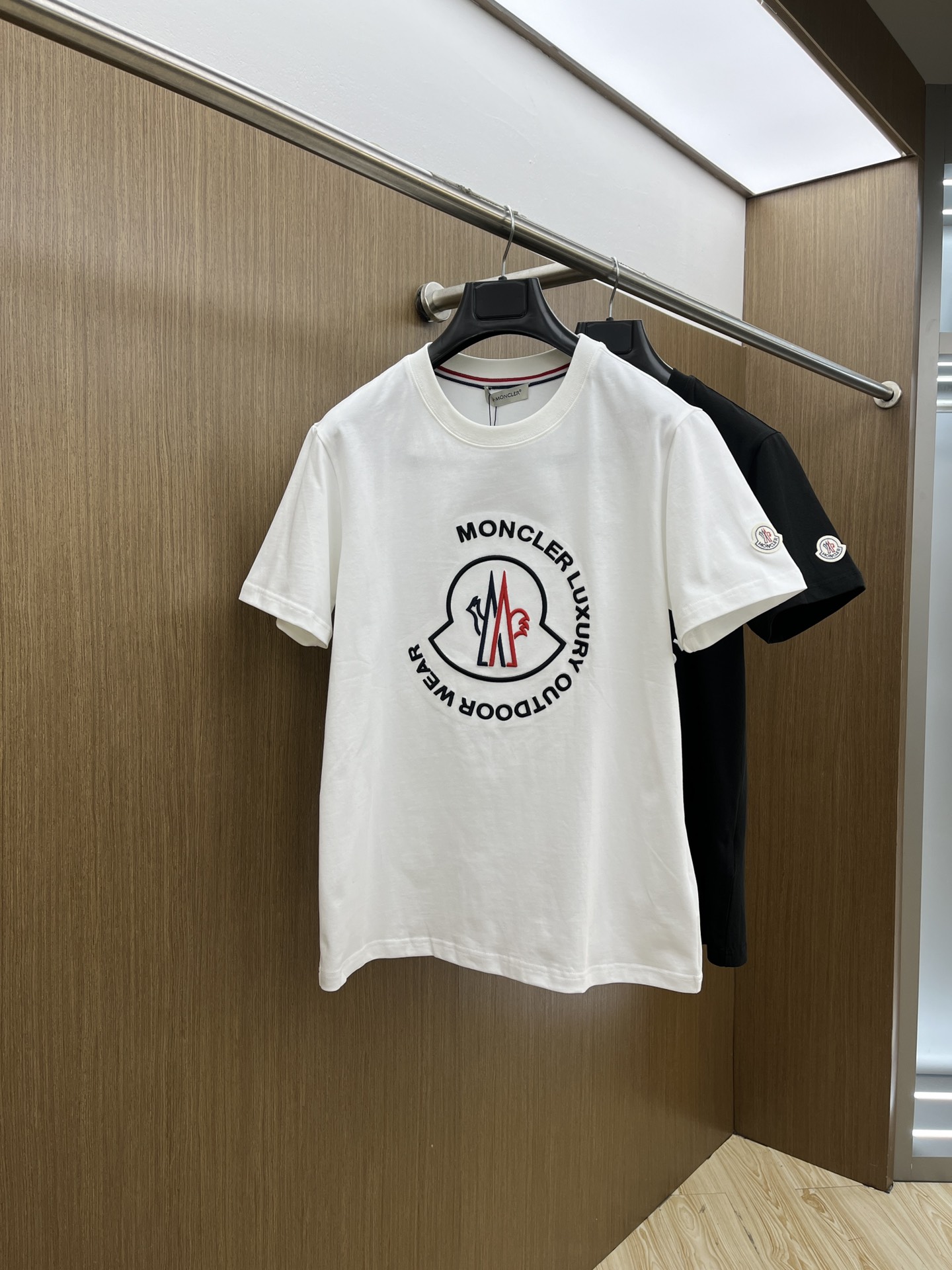 新款   Mon 🔥🔥高定面料 玉蚕丝般的丝滑 2025春夏新品上市🍃时尚经典圆领短袖👍🏻时尚单品设计，