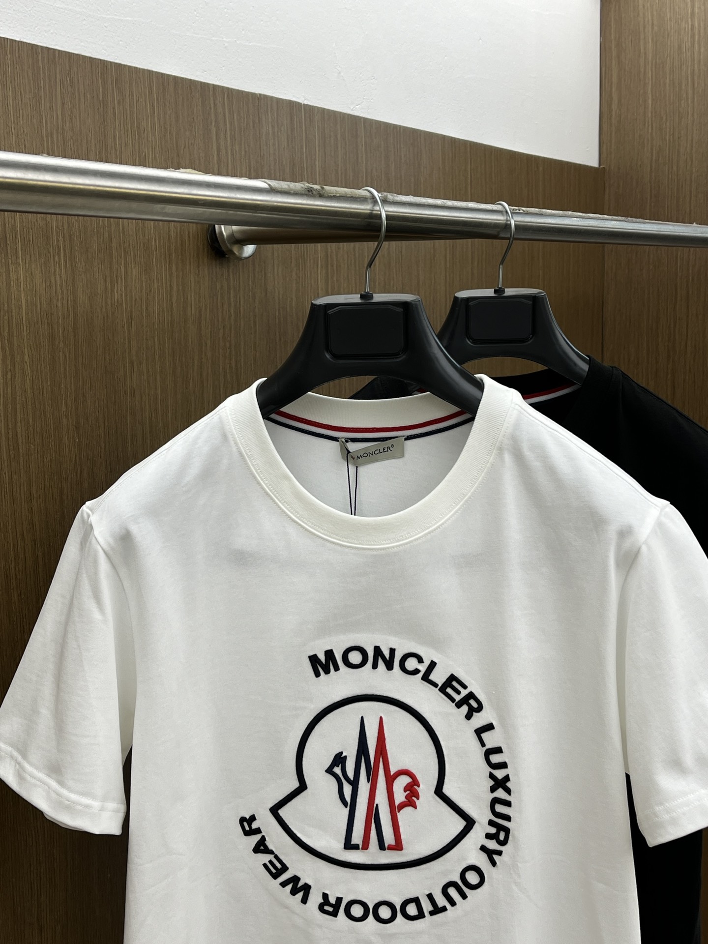 新款   Mon 🔥🔥高定面料 玉蚕丝般的丝滑 2025春夏新品上市🍃时尚经典圆领短袖👍🏻时尚单品设计，