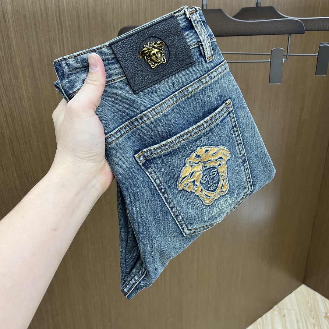 NO:119941,New Ver SS spring and summer new super soft wash jeans, top body is so handsome, small straight-fitting design, slim-fitting cut, men's top casual cotton!  High-end stretchy all-season versatile commuter jeans for men!  The style is extremely versatile, the fabric is elastic and the material is also outstanding, with a bit retro and old style. The thick fabric is suitable for all seasons to wear and the industry's exclusive first-time model, and the four seasons versatile commuter style!  This high-end slim elastic tight jeans are versatile and comfortable!  28-38 (35, no 37), jeans,alexander wang19860909新款 Ver SS春夏新品超柔和水洗牛仔裤 ,上身爆帅,小直筒设计,修身裁剪,男款顶级休闲棉质！高端弹力四季百搭通勤牛仔男裤！款式极其的百搭,面料弹力,材质也十分出众,有点复古做旧的风格,厚面料适合四季穿着业内独家首发款,四季百搭通勤款！这类高端的修身弹力紧身牛仔裤,fxq百搭而且舒适！ 28-38（35,无37）,,jeans,alexander wang,Men's clothing