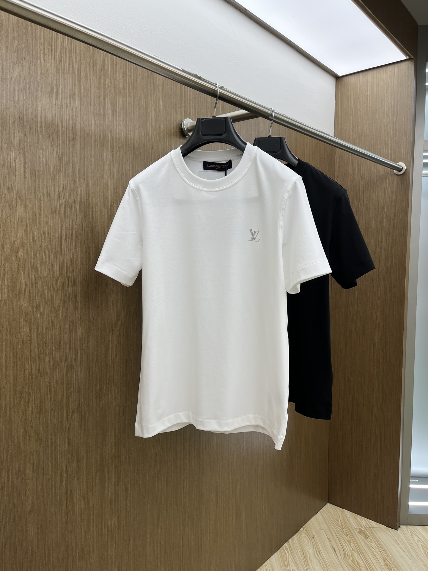 NO:121275,New LV high-end customization 2025 spring and summer new first-time counter latest short-sleeved round-neck T-shirt high-end customization design avant-garde and fashionable!  Brand logo heavy craft design, high-end customized mercerated cloud cotton fabric, soft feel, comfortable to wear, exquisite counter-level car line, fine workmanship, invincible and handsome upper body effect!  A must-have item for handsome men!  Color black white bld code number M-3XL, louis vuitton, T-shirt,tees, t-shirt,alexander wang19860909新款LV 高端定制 2025春夏新款首发专柜最新款短袖圆领T恤 高端订制 设计前卫时尚！品牌logo重工艺设计 高端定制丝光云朵棉面料.手感柔软.穿着舒适.专柜级别精致车线.做工精细.上身效果无敌帅气！型男必备单品！ 颜色黑色 白色 bld码数M-3XL,,louis vuitton,T-shirt,tees，t-shirt,alexander wang,Men's clothing