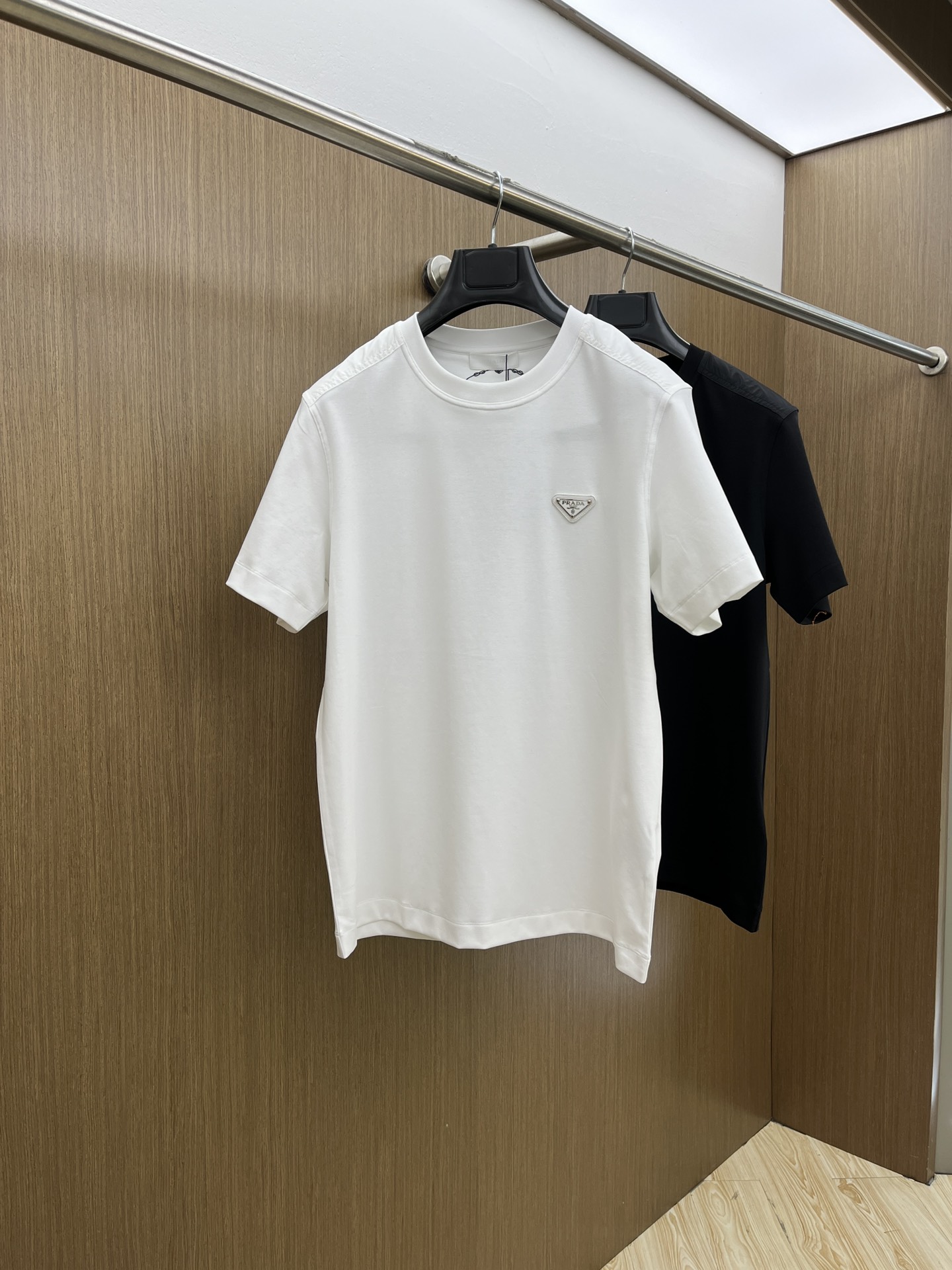 NO:143799,New PD high-end customization 2025 spring and summer new first-time counter latest short-sleeved round-neck T-shirt high-end customization design avant-garde and fashionable!  Brand logo heavy craft design, high-end customized mercerated cloud cotton fabric, soft feel, comfortable to wear, exquisite counter-level car line, fine workmanship, invincible and handsome upper body effect!  A must-have item for handsome men!  Color black white bld code number M-3XL, T-shirt,tees,t-shirt,alexander wang19860909新款PD 高端定制 2025春夏新款首发专柜最新款短袖圆领T恤 高端订制 设计前卫时尚！品牌logo重工艺设计 高端定制丝光云朵棉面料.手感柔软.穿着舒适.专柜级别精致车线.做工精细.上身效果无敌帅气！型男必备单品！ 颜色黑色 白色 bld码数M-3XL,,T-shirt,tees，t-shirt,alexander wang,Men's clothing