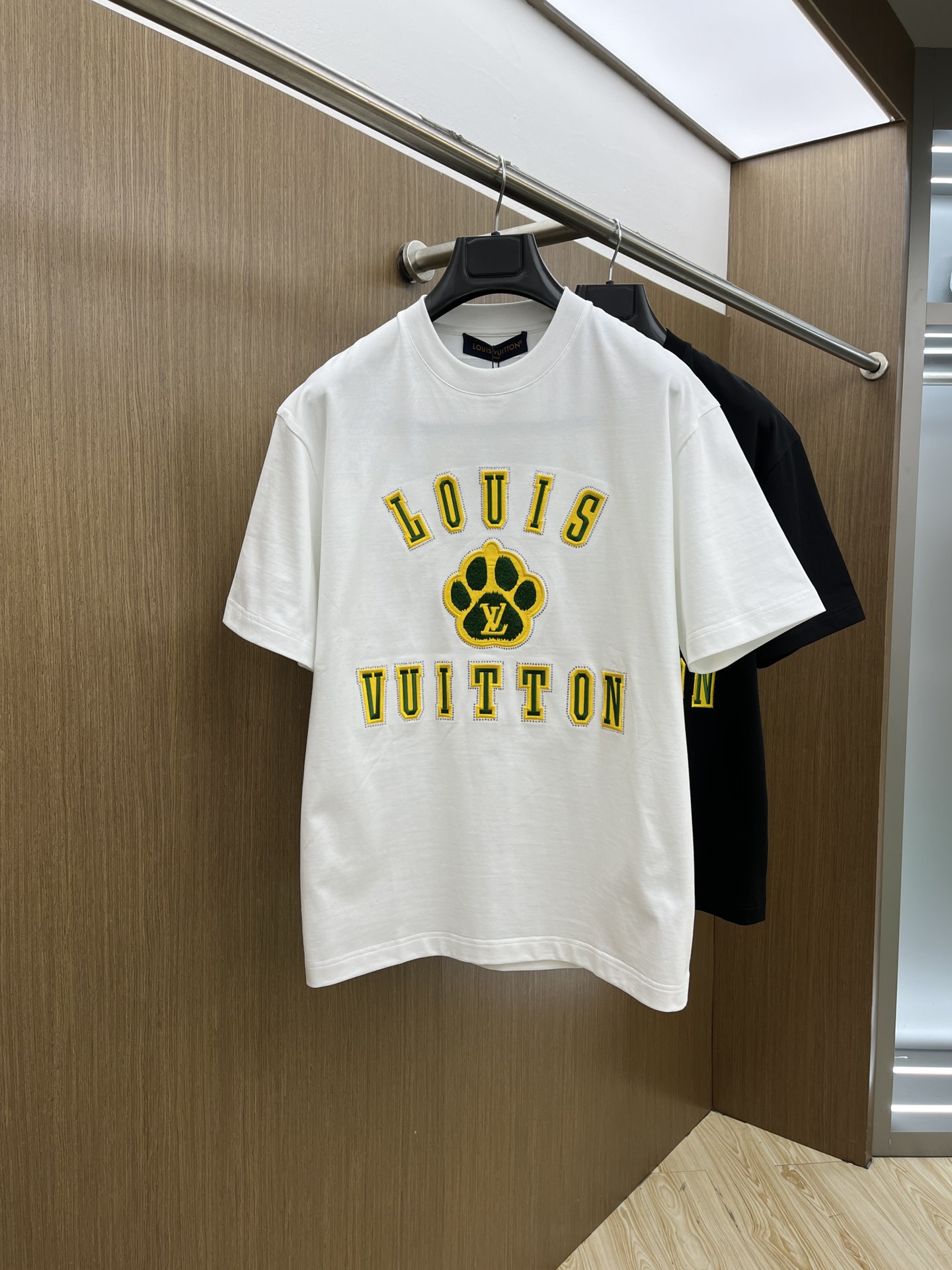 NO:143811,New LV high-end customization 2025 spring and summer new first-time counter latest short-sleeved round-neck T-shirt high-end customization design avant-garde and fashionable!  Brand logo heavy craft design, high-end customized mercerated cloud cotton fabric, soft feel, comfortable to wear, exquisite counter-level car line, fine workmanship, invincible and handsome upper body effect!  A must-have item for handsome men!  Color black white bld code number M-3XL, louis vuitton, T-shirt,tees, t-shirt,alexander wang19860909新款LV 高端定制 2025春夏新款首发专柜最新款短袖圆领T恤 高端订制 设计前卫时尚！品牌logo重工艺设计 高端定制丝光云朵棉面料.手感柔软.穿着舒适.专柜级别精致车线.做工精细.上身效果无敌帅气！型男必备单品！ 颜色黑色 白色 bld码数M-3XL,,louis vuitton,T-shirt,tees，t-shirt,alexander wang,Men's clothing