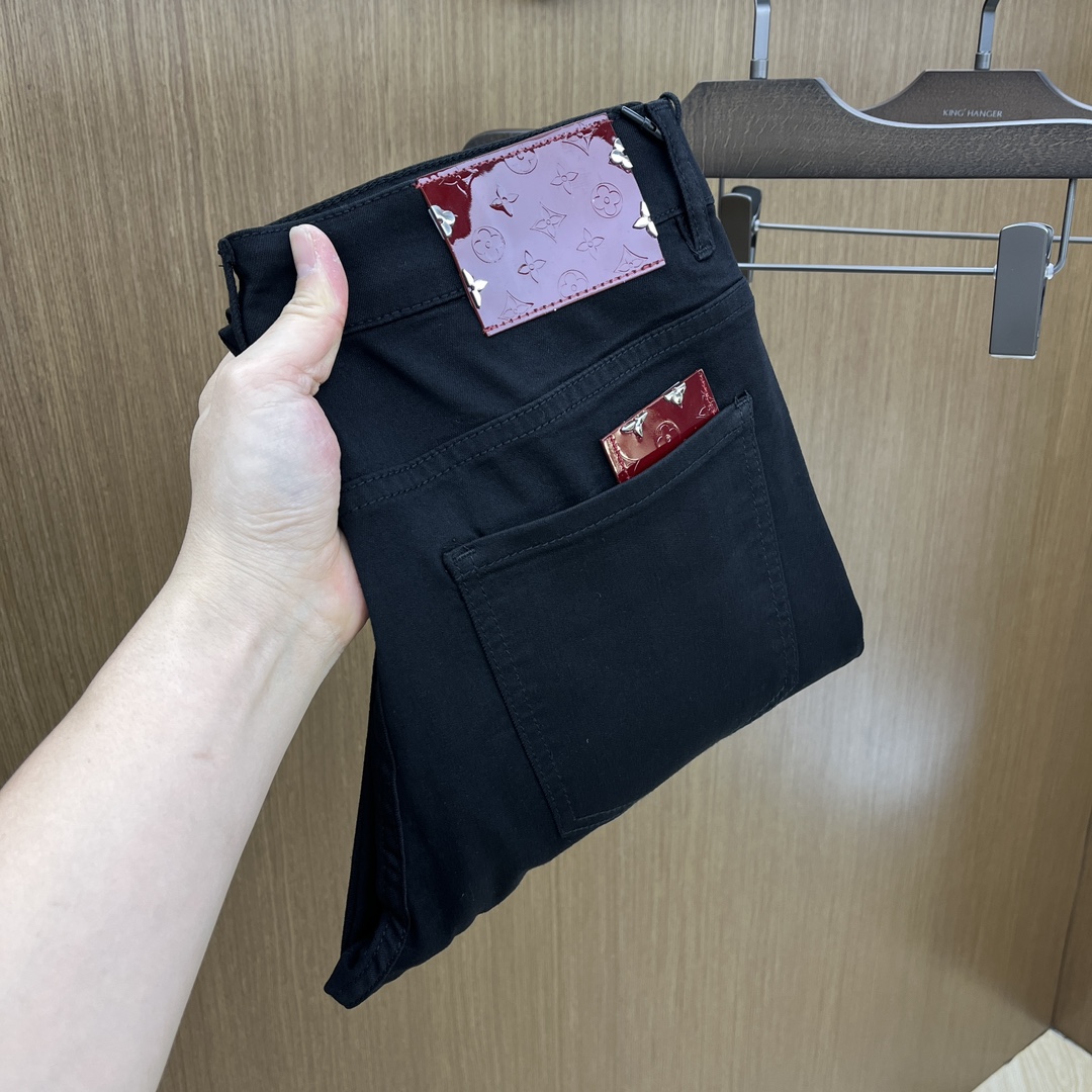 NO:116737,New Lv high-end customization Ss early spring new original single hot jeans super customization original hardware super heavy industry craftsmanship excellent style, impeccable details!  The style is not picky, it is very high-end, and the good products are not waiting for everyone. If you like it, hurry up and start fjh Size: 28-38 If you order without 37, please report your waist circumference, louis vuitton, jeans, alexander wang19860909新款 Lv 高端定制 Ss早春新款原单爆款牛仔裤 超级定制款 原版五金 超级重工工艺 版型超赞,细节做工无可挑剔！款式不挑人,特别高档,好货不等人,看中赶紧下手fjh 尺码:28-38 无37下单请报腰围,,louis vuitton,jeans,alexander wang,Men's clothing