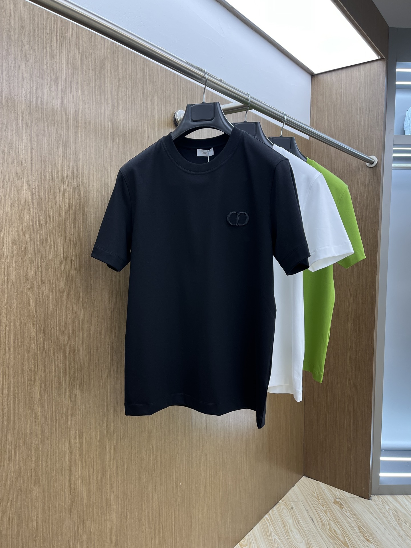 NO:143819,New CD high-end customization 2025 spring and summer new first-time counter latest short-sleeved round-neck T-shirt high-end customization design avant-garde and fashionable!  Brand logo heavy craft design, high-end customized mercerated cloud cotton fabric, soft feel, comfortable to wear, exquisite counter-level car line, fine workmanship, invincible and handsome upper body effect!  A must-have item for handsome men!  Color black white bld code number M-3XL, T-shirt,tees,t-shirt,alexander wang19860909新款CD 高端定制 2025春夏新款首发专柜最新款短袖圆领T恤 高端订制 设计前卫时尚！品牌logo重工艺设计 高端定制丝光云朵棉面料.手感柔软.穿着舒适.专柜级别精致车线.做工精细.上身效果无敌帅气！型男必备单品！ 颜色黑色 白色 bld码数M-3XL,,T-shirt,tees，t-shirt,alexander wang,Men's clothing