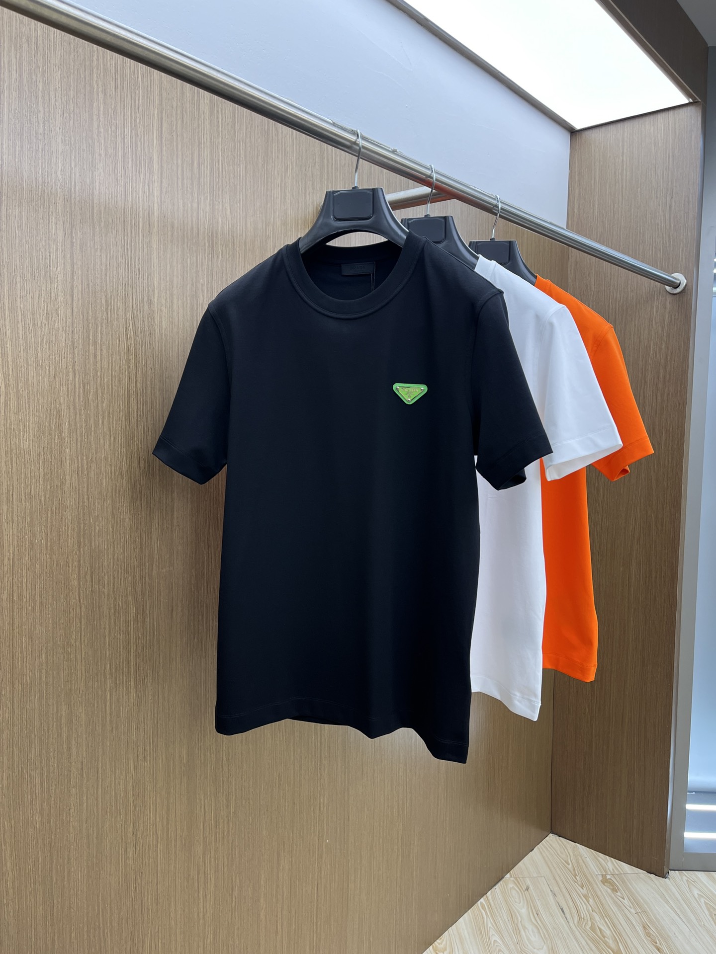 NO:510722,New PD high-end customization 2025 spring and summer new first-time counter latest short-sleeved round-neck T-shirt high-end customization design avant-garde and fashionable!  Brand logo heavy craft design, high-end customized mercerated cloud cotton fabric, soft feel, comfortable to wear, exquisite counter-level car line, fine workmanship, invincible and handsome upper body effect!  A must-have item for handsome men!  Color black white bld code number M-3XL, T-shirt,tees,t-shirt,alexander wang19860909新款PD 高端定制 2025春夏新款首发专柜最新款短袖圆领T恤 高端订制 设计前卫时尚！品牌logo重工艺设计 高端定制丝光云朵棉面料.手感柔软.穿着舒适.专柜级别精致车线.做工精细.上身效果无敌帅气！型男必备单品！ 颜色黑色 白色 bld码数M-3XL,,T-shirt,tees，t-shirt,alexander wang,Men's clothing