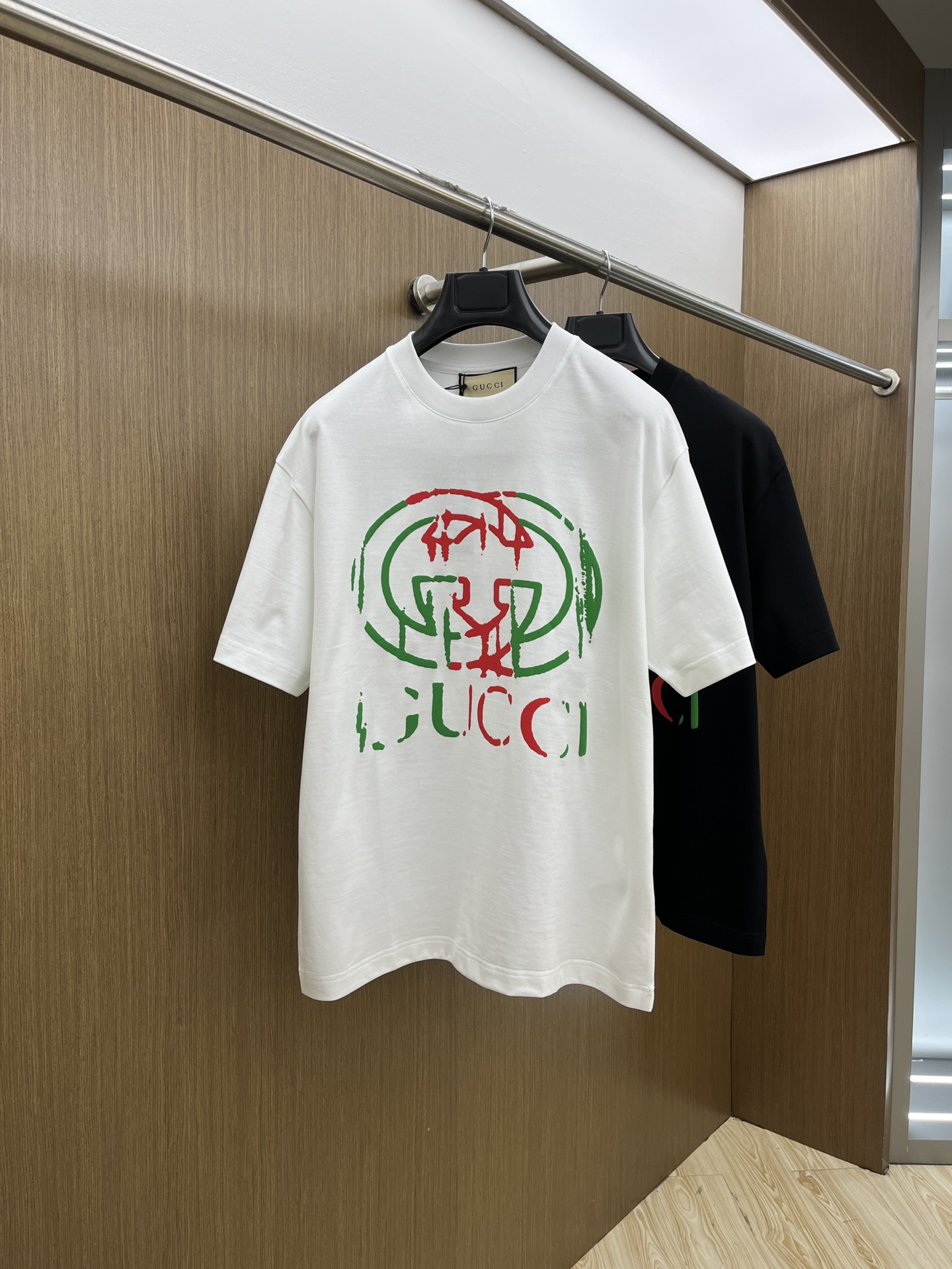 NO:501286,New Guc high-end customization 2025 spring and summer new first-time counter latest short-sleeved round-neck T-shirt high-end customization design avant-garde and fashionable!  Brand logo heavy craft design, high-end customized mercerated cloud cotton fabric, soft feel, comfortable to wear, exquisite counter-level car line, fine workmanship, invincible and handsome upper body effect!  A must-have item for handsome men!  Color black white bld code number M-3XL, gucci, T-shirt,tees, t-shirt,alexander wang19860909新款Guc 高端定制 2025春夏新款首发专柜最新款短袖圆领T恤 高端订制 设计前卫时尚！品牌logo重工艺设计 高端定制丝光云朵棉面料.手感柔软.穿着舒适.专柜级别精致车线.做工精细.上身效果无敌帅气！型男必备单品！ 颜色黑色 白色 bld码数M-3XL,,gucci,T-shirt,tees，t-shirt,alexander wang,Men's clothing