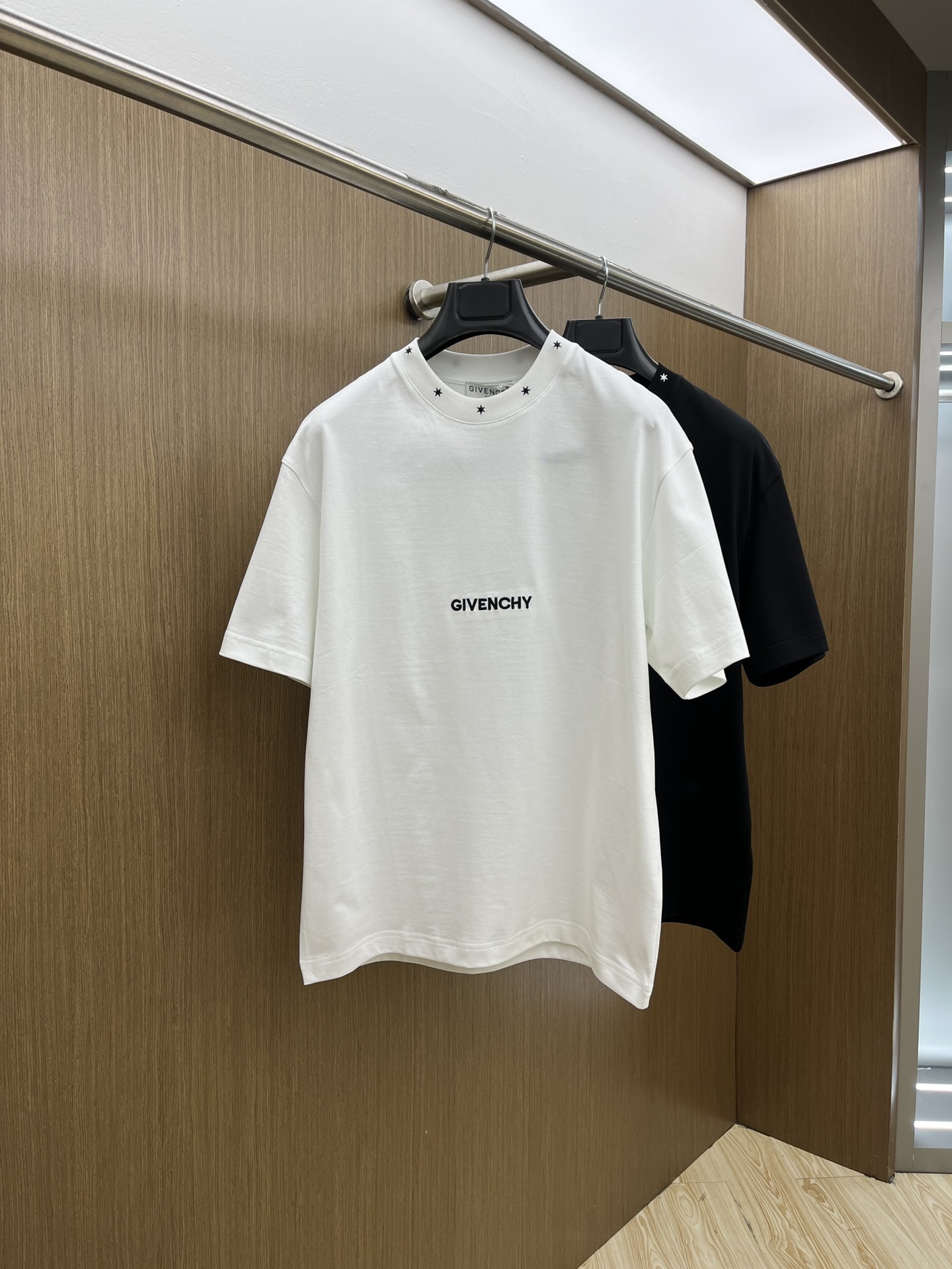 NO:501290,New GVC high-end customization 2025 spring and summer new first-time counter latest short-sleeved round-neck T-shirt high-end customization design avant-garde and fashionable!  Brand logo heavy craft design, high-end customized mercerated cloud cotton fabric, soft feel, comfortable to wear, exquisite counter-level car line, fine workmanship, invincible and handsome upper body effect!  A must-have item for handsome men!  Color black white bld code number M-3XL, T-shirt,tees,t-shirt,alexander wang19860909新款Gvc 高端定制 2025春夏新款首发专柜最新款短袖圆领T恤 高端订制 设计前卫时尚！品牌logo重工艺设计 高端定制丝光云朵棉面料.手感柔软.穿着舒适.专柜级别精致车线.做工精细.上身效果无敌帅气！型男必备单品！ 颜色黑色 白色 bld码数M-3XL,,T-shirt,tees，t-shirt,alexander wang,Men's clothing