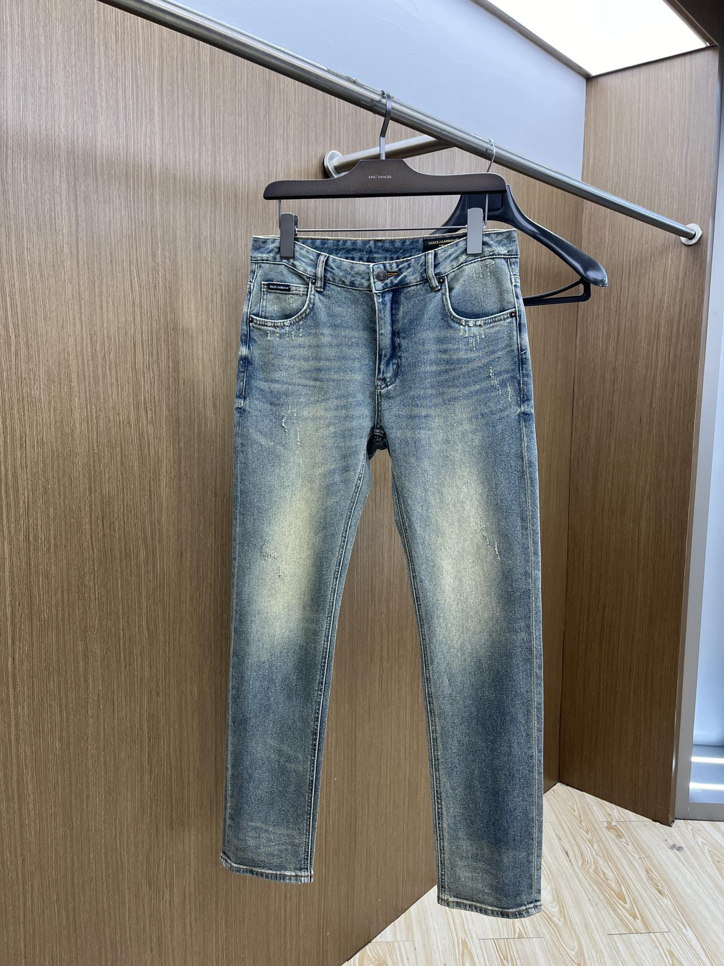   DG 🔥/ss😘春夏爆款新品 秋冬牛仔裤🆕柔软亲肤面料 重工定位洗水 专柜限量款 奢华感订制头层皮铭
