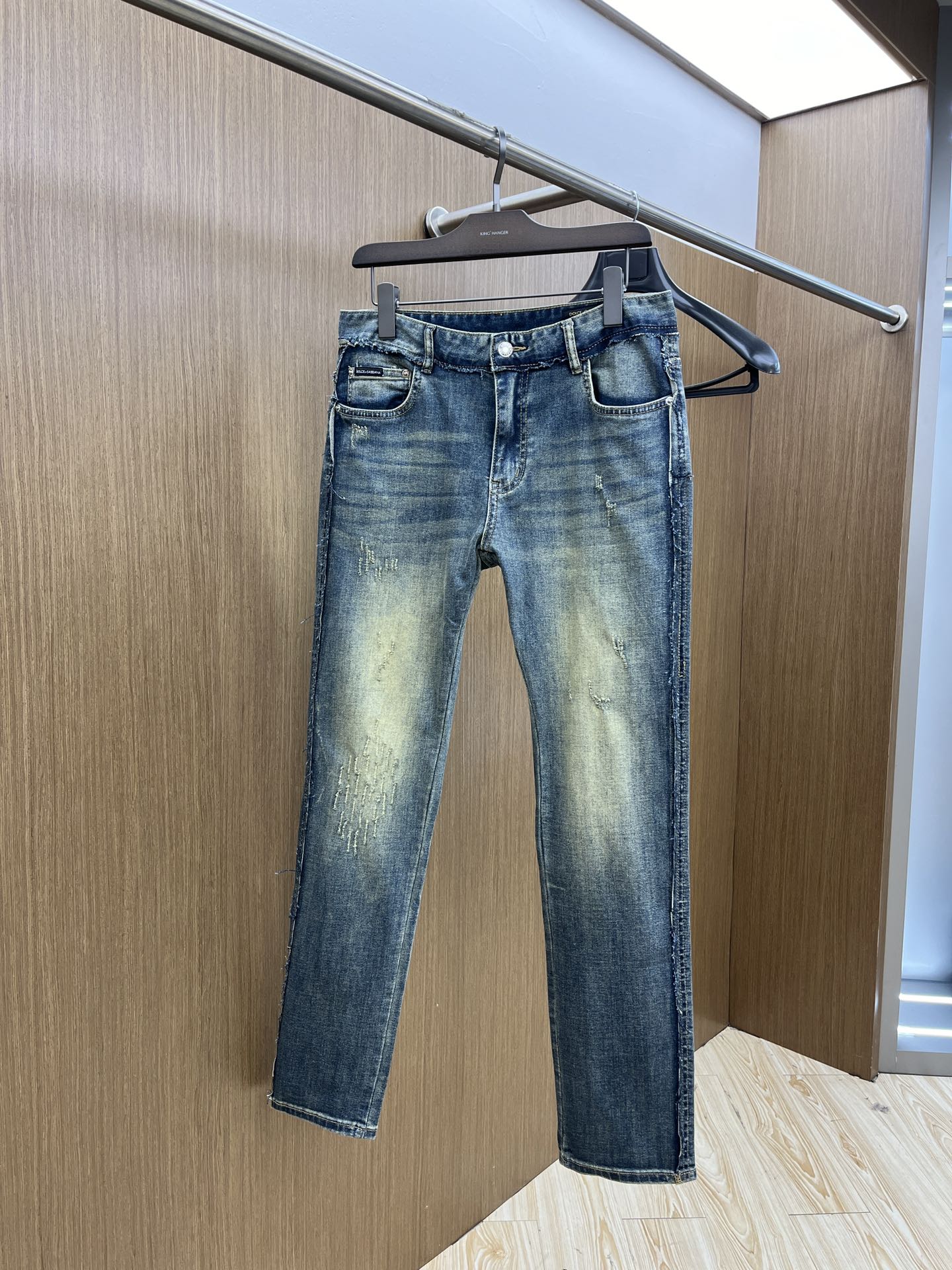   DG 🔥/ss😘春夏爆款新品 秋冬牛仔裤🆕柔软亲肤面料 重工定位洗水 专柜限量款 奢华感订制头层皮铭