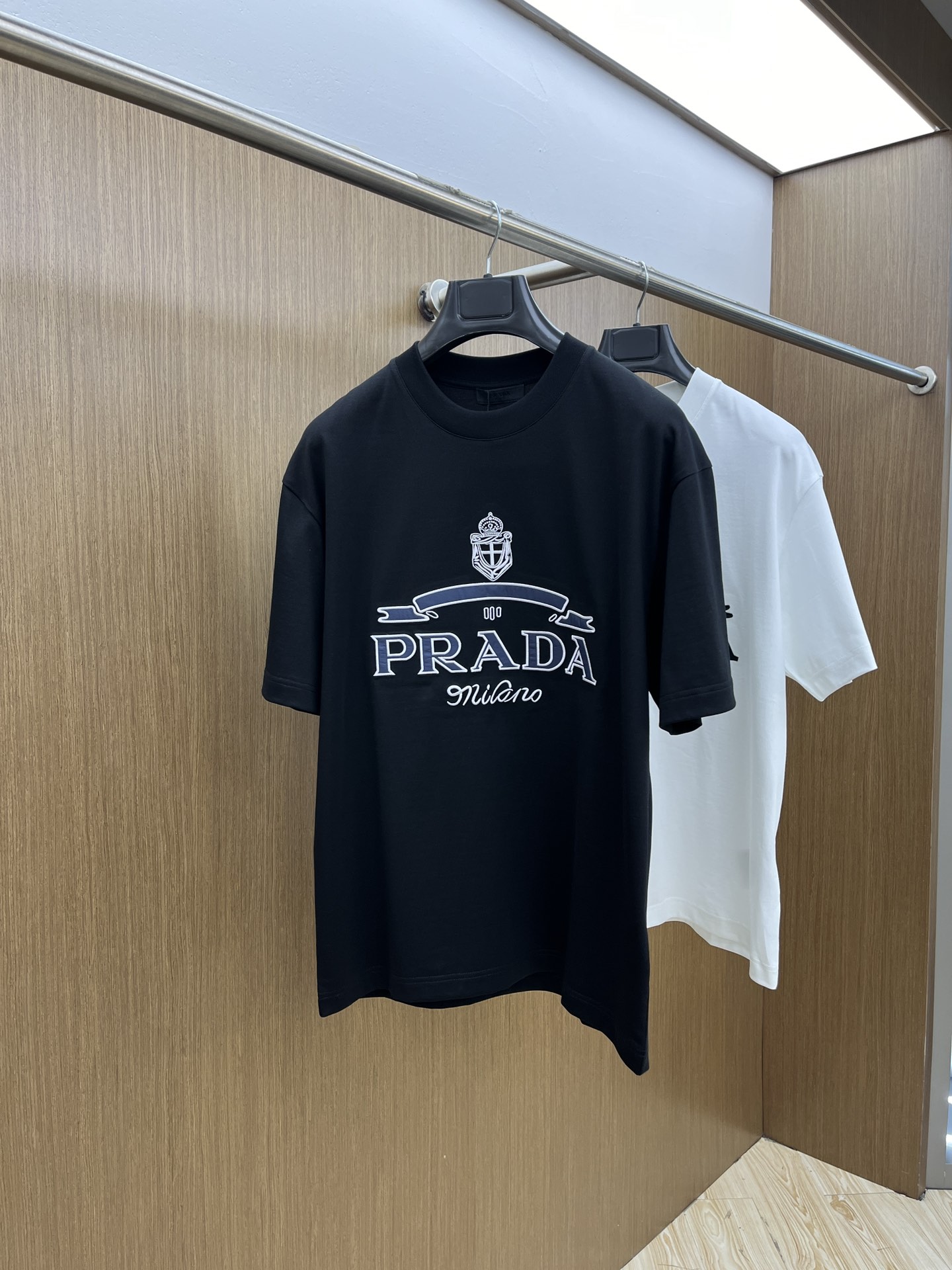 NO:118228,New PD high-end customization 2025 spring and summer new first-time counter latest short-sleeved round-neck T-shirt high-end customization design avant-garde and fashionable!  Brand logo heavy craft design, high-end customized mercerated cloud cotton fabric, soft feel, comfortable to wear, exquisite counter-level car line, fine workmanship, invincible and handsome upper body effect!  A must-have item for handsome men!  Color black white bld code number M-3XL, T-shirt,tees,t-shirt,alexander wang19860909新款 PD高端定制 2025春夏新款首发专柜最新款短袖圆领T恤 高端订制 设计前卫时尚！品牌logo重工艺设计 高端定制丝光云朵棉面料.手感柔软.穿着舒适.专柜级别精致车线.做工精细.上身效果无敌帅气！型男必备单品！ 颜色黑色 白色 bld码数M-3XL,,T-shirt,tees，t-shirt,alexander wang,Men's clothing