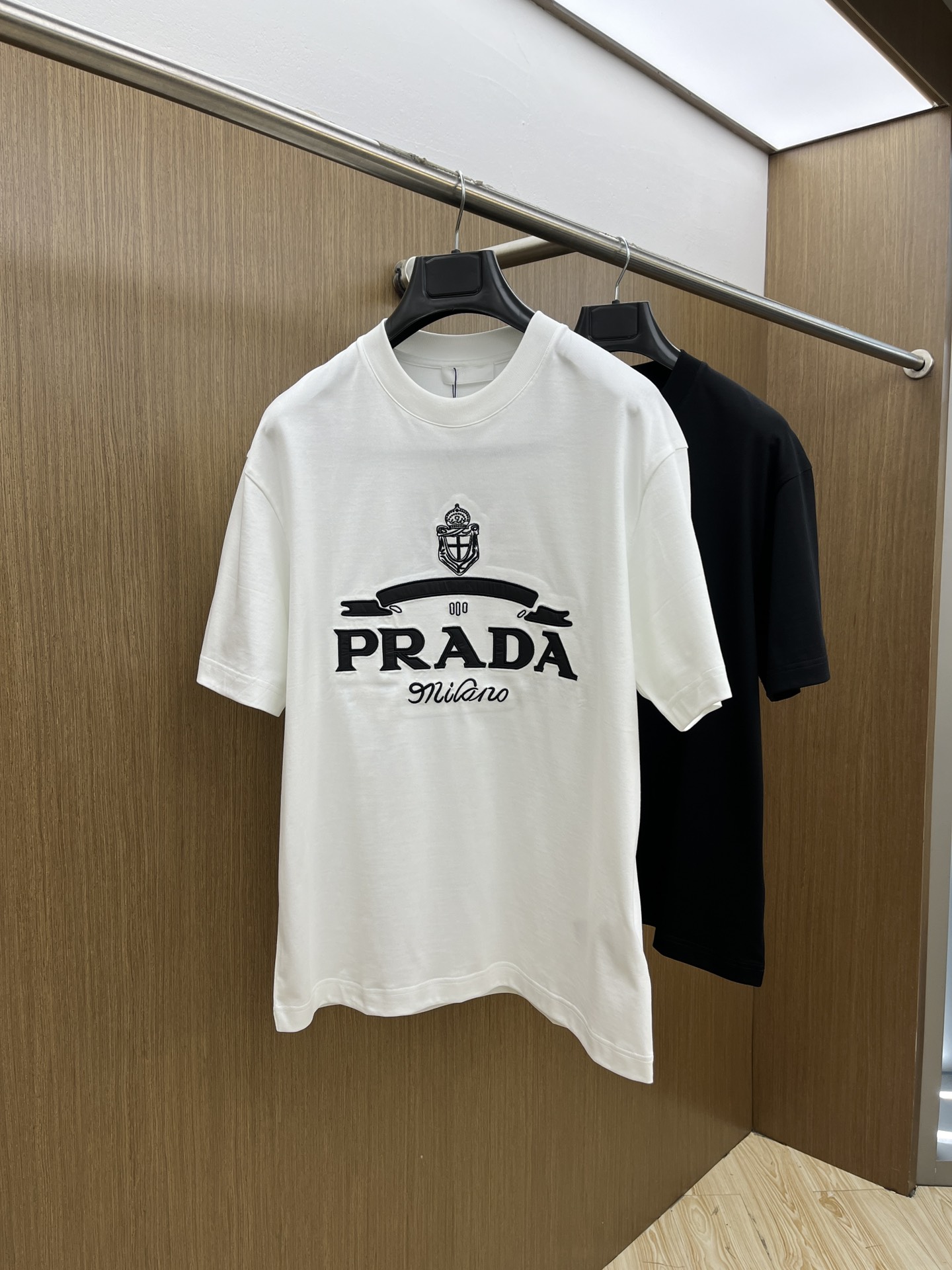 NO:118231,New PD high-end customization 2025 spring and summer new first-time counter latest short-sleeved round-neck T-shirt high-end customization design avant-garde and fashionable!  Brand logo heavy craft design, high-end customized mercerated cloud cotton fabric, soft feel, comfortable to wear, exquisite counter-level car line, fine workmanship, invincible and handsome upper body effect!  A must-have item for handsome men!  Color black white bld code number M-3XL, T-shirt,tees,t-shirt,alexander wang19860909新款 PD 高端定制 2025春夏新款首发专柜最新款短袖圆领T恤 高端订制 设计前卫时尚！品牌logo重工艺设计 高端定制丝光云朵棉面料.手感柔软.穿着舒适.专柜级别精致车线.做工精细.上身效果无敌帅气！型男必备单品！ 颜色黑色 白色 bld码数M-3XL,,T-shirt,tees，t-shirt,alexander wang,Men's clothing