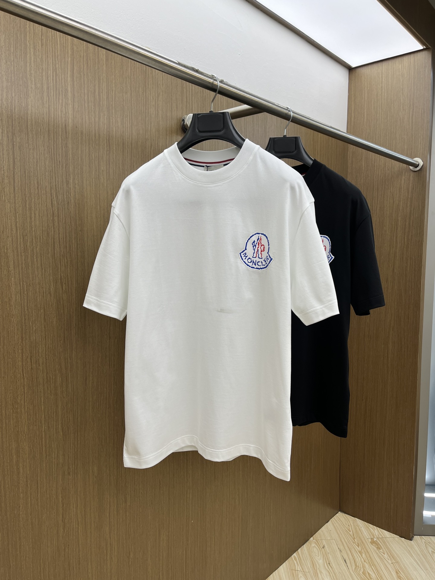 NO:118234,New Mon high-end customization 2025 spring and summer new first-time counter latest short-sleeved round-neck T-shirt high-end customization design avant-garde and fashionable!  Brand logo heavy craft design, high-end customized mercerated cloud cotton fabric, soft feel, comfortable to wear, exquisite counter-level car line, fine workmanship, invincible and handsome upper body effect!  A must-have item for handsome men!  Color black white bld code number M-3XL, T-shirt,tees,t-shirt,alexander wang19860909新款 Mon 高端定制 2025春夏新款首发专柜最新款短袖圆领T恤 高端订制 设计前卫时尚！品牌logo重工艺设计 高端定制丝光云朵棉面料.手感柔软.穿着舒适.专柜级别精致车线.做工精细.上身效果无敌帅气！型男必备单品！ 颜色黑色 白色 bld码数M-3XL,,T-shirt,tees，t-shirt,alexander wang,Men's clothing