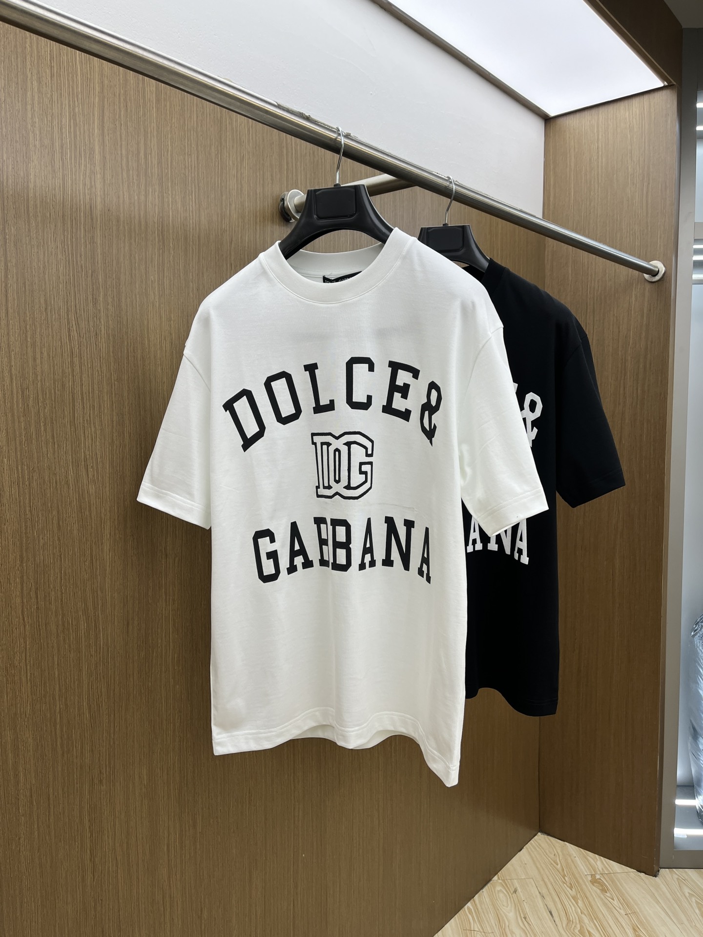 NO:118237,New DG high-end customization 2025 spring and summer new first-time counter latest short-sleeved round-neck T-shirt high-end customization design avant-garde and fashionable!  Brand logo heavy craft design, high-end customized mercerated cloud cotton fabric, soft feel, comfortable to wear, exquisite counter-level car line, fine workmanship, invincible and handsome upper body effect!  A must-have item for handsome men!  Color black white bld code number M-3XL, Dolce & Gabbana, T-shirt,tees, t-shirt,alexander wang19860909新款 DG 高端定制 2025春夏新款首发专柜最新款短袖圆领T恤 高端订制 设计前卫时尚！品牌logo重工艺设计 高端定制丝光云朵棉面料.手感柔软.穿着舒适.专柜级别精致车线.做工精细.上身效果无敌帅气！型男必备单品！ 颜色黑色 白色 bld码数M-3XL,,Dolce&Gabbana,T-shirt,tees，t-shirt,alexander wang,Men's clothing