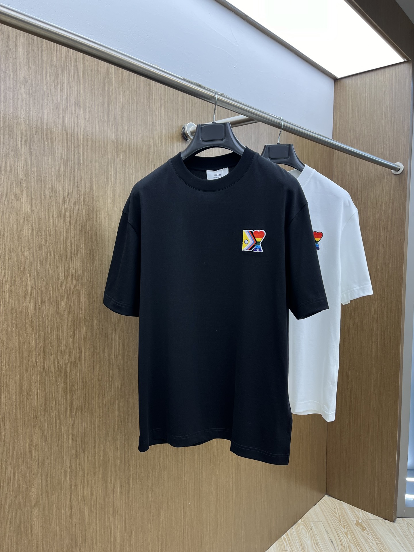 NO:118240,New Ami high-end customization 2025 spring and summer new first-time counter latest short-sleeved round-neck T-shirt high-end customization design avant-garde and fashionable!  Brand logo heavy craft design, high-end customized mercerated cloud cotton fabric, soft feel, comfortable to wear, exquisite counter-level car line, fine workmanship, invincible and handsome upper body effect!  A must-have item for handsome men!  Color black white bld code number M-3XL, T-shirt,tees,t-shirt,alexander wang19860909新款 Ami 高端定制 2025春夏新款首发专柜最新款短袖圆领T恤 高端订制 设计前卫时尚！品牌logo重工艺设计 高端定制丝光云朵棉面料.手感柔软.穿着舒适.专柜级别精致车线.做工精细.上身效果无敌帅气！型男必备单品！ 颜色黑色 白色 bld码数M-3XL,,T-shirt,tees，t-shirt,alexander wang,Men's clothing