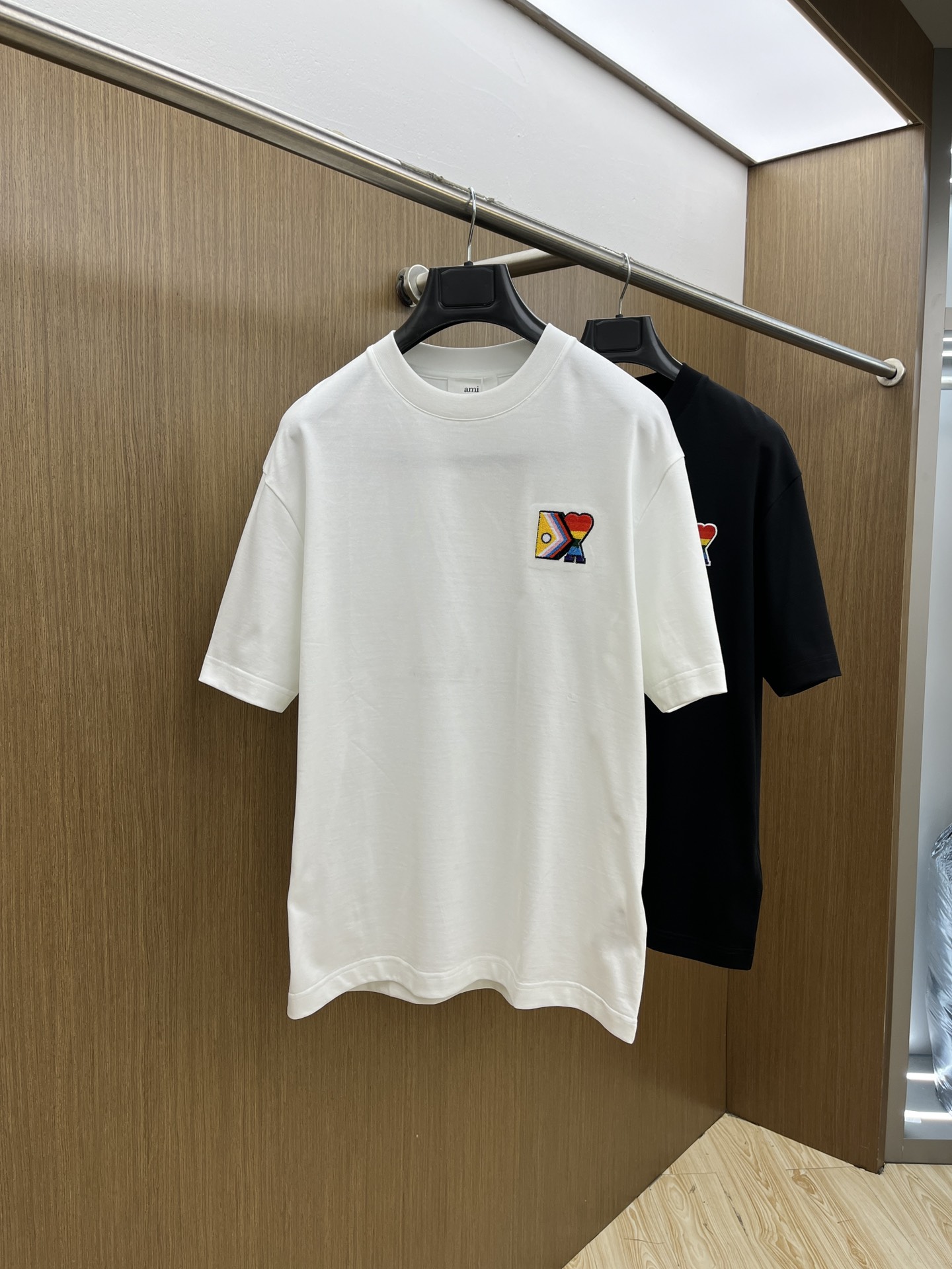 NO:118243,New AMI high-end customization 2025 spring and summer new first-time counter latest short-sleeved round-neck T-shirt high-end customization design avant-garde and fashionable!  Brand logo heavy craft design, high-end customized mercerated cloud cotton fabric, soft feel, comfortable to wear, exquisite counter-level car line, fine workmanship, invincible and handsome upper body effect!  A must-have item for handsome men!  Color black white bld code number M-3XL, T-shirt,tees,t-shirt,alexander wang19860909新款 AMI 高端定制 2025春夏新款首发专柜最新款短袖圆领T恤 高端订制 设计前卫时尚！品牌logo重工艺设计 高端定制丝光云朵棉面料.手感柔软.穿着舒适.专柜级别精致车线.做工精细.上身效果无敌帅气！型男必备单品！ 颜色黑色 白色 bld码数M-3XL,,T-shirt,tees，t-shirt,alexander wang,Men's clothing