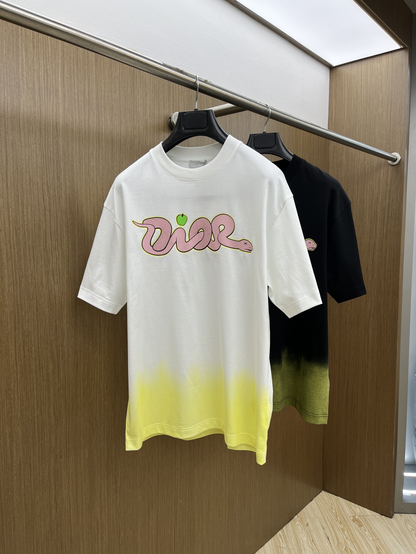 NO:509322,New CD high-end customization 2025 spring and summer new first-time counter latest short-sleeved round-neck T-shirt high-end customization design avant-garde and fashionable!  Brand logo heavy craft design, high-end customized mercerated cloud cotton fabric, soft feel, comfortable to wear, exquisite counter-level car line, fine workmanship, invincible and handsome upper body effect!  A must-have item for handsome men!  Color black white bld code number M-3XL, T-shirt,tees,t-shirt,alexander wang19860909新款 CD 高端定制 2025春夏新款首发专柜最新款短袖圆领T恤 高端订制 设计前卫时尚！品牌logo重工艺设计 高端定制丝光云朵棉面料.手感柔软.穿着舒适.专柜级别精致车线.做工精细.上身效果无敌帅气！型男必备单品！ 颜色黑色 白色 bld码数M-3XL,,T-shirt,tees，t-shirt,alexander wang,Men's clothing