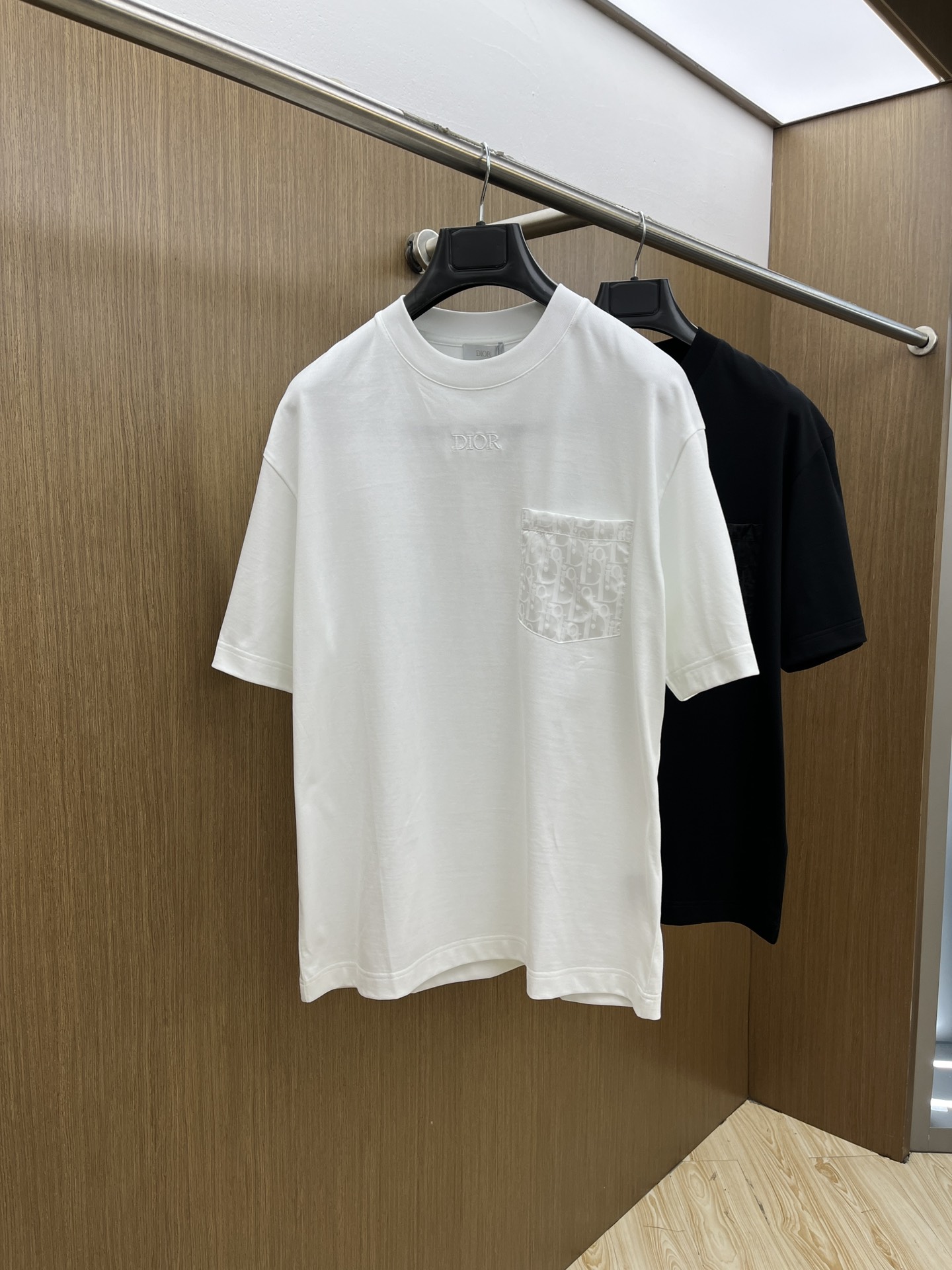 NO:118245,New CD high-end customization 2025 spring and summer new first-time counter latest short-sleeved round-neck T-shirt high-end customization design avant-garde and fashionable!  Brand logo heavy craft design, high-end customized mercerated cloud cotton fabric, soft feel, comfortable to wear, exquisite counter-level car line, fine workmanship, invincible and handsome upper body effect!  A must-have item for handsome men!  Color black white bld code number M-3XL, T-shirt,tees,t-shirt,alexander wang19860909新款 CD 高端定制 2025春夏新款首发专柜最新款短袖圆领T恤 高端订制 设计前卫时尚！品牌logo重工艺设计 高端定制丝光云朵棉面料.手感柔软.穿着舒适.专柜级别精致车线.做工精细.上身效果无敌帅气！型男必备单品！ 颜色黑色 白色 bld码数M-3XL,,T-shirt,tees，t-shirt,alexander wang,Men's clothing