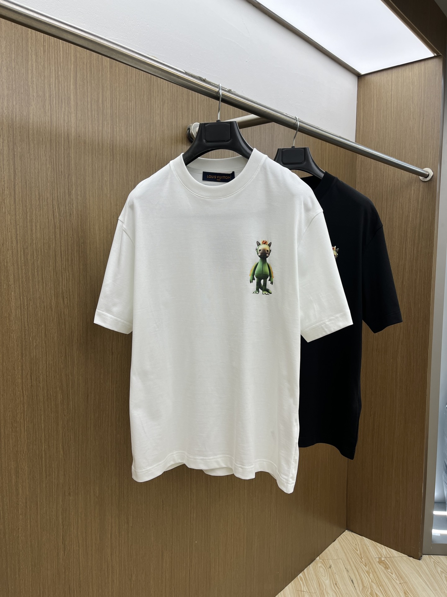 NO:118219,New LV high-end customization 2025 spring and summer new first-time counter latest short-sleeved round-neck T-shirt high-end customization design avant-garde and fashionable!  Brand logo heavy craft design, high-end customized mercerated cloud cotton fabric, soft feel, comfortable to wear, exquisite counter-level car line, fine workmanship, invincible and handsome upper body effect!  A must-have item for handsome men!  Color black white bld code number M-3XL, louis vuitton, T-shirt,tees, t-shirt,alexander wang19860909新款 LV 高端定制 2025春夏新款首发专柜最新款短袖圆领T恤 高端订制 设计前卫时尚！品牌logo重工艺设计 高端定制丝光云朵棉面料.手感柔软.穿着舒适.专柜级别精致车线.做工精细.上身效果无敌帅气！型男必备单品！ 颜色黑色 白色 bld码数M-3XL,,louis vuitton,T-shirt,tees，t-shirt,alexander wang,Men's clothing