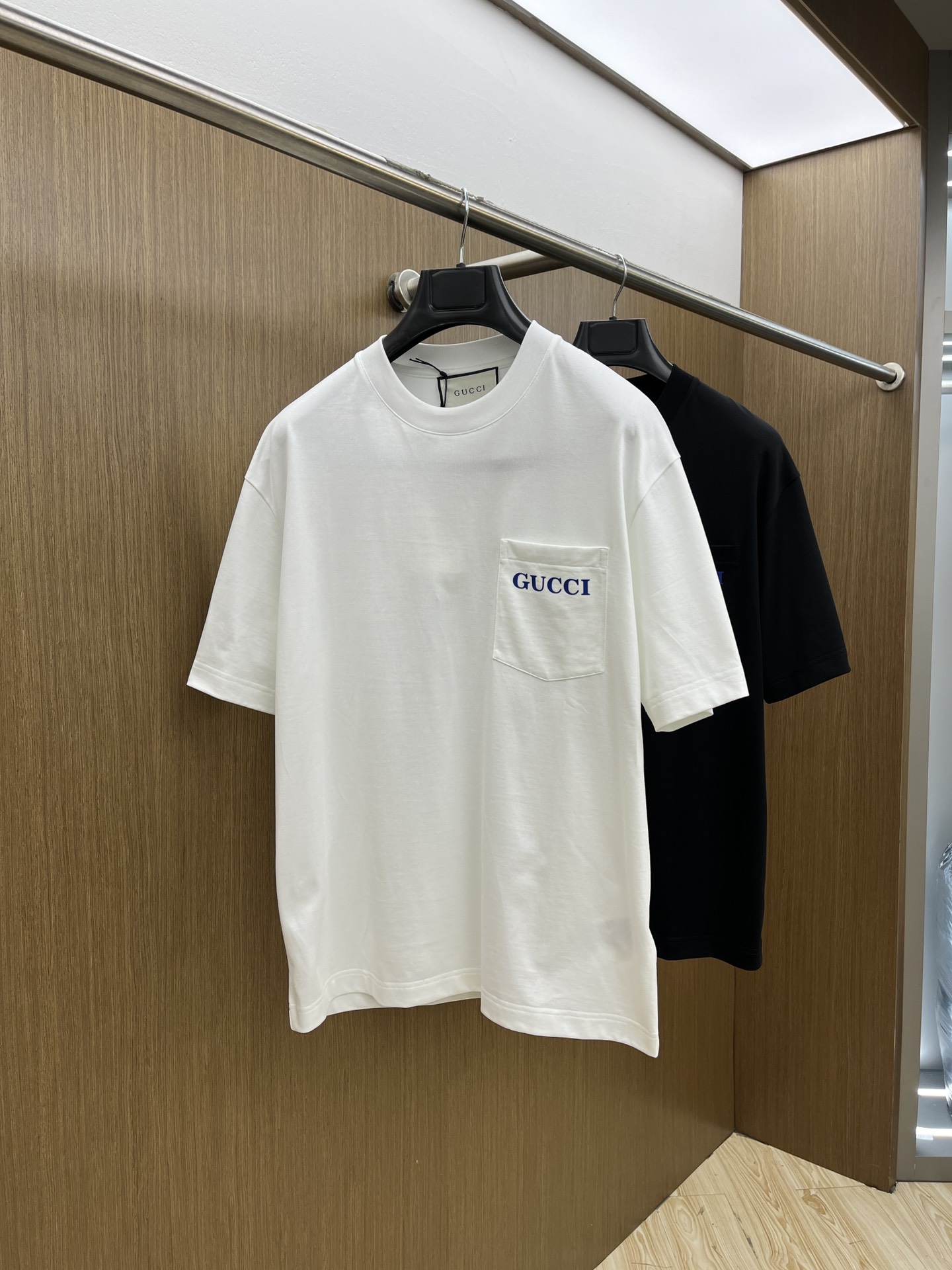 NO:118222,New Guc high-end customization 2025 spring and summer new first-time counter latest short-sleeved round-neck T-shirt high-end customization design avant-garde and fashionable!  Brand logo heavy craft design, high-end customized mercerated cloud cotton fabric, soft feel, comfortable to wear, exquisite counter-level car line, fine workmanship, invincible and handsome upper body effect!  A must-have item for handsome men!  Color black white bld code number M-3XL, gucci, T-shirt,tees, t-shirt,alexander wang19860909新款 Guc 高端定制 2025春夏新款首发专柜最新款短袖圆领T恤 高端订制 设计前卫时尚！品牌logo重工艺设计 高端定制丝光云朵棉面料.手感柔软.穿着舒适.专柜级别精致车线.做工精细.上身效果无敌帅气！型男必备单品！ 颜色黑色 白色 bld码数M-3XL,,gucci,T-shirt,tees，t-shirt,alexander wang,Men's clothing