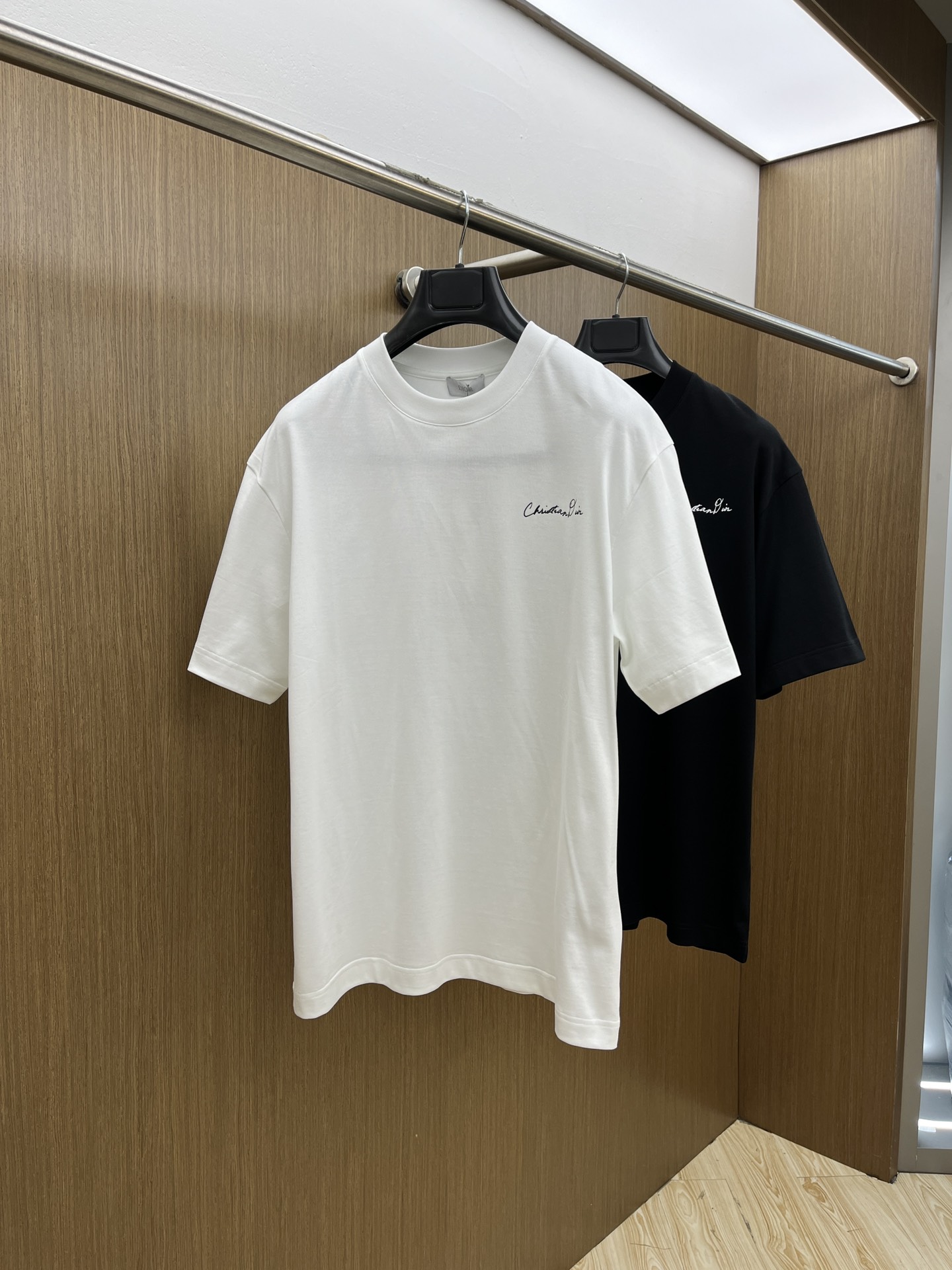 NO:118225,New CD high-end customization 2025 spring and summer new first-time counter latest short-sleeved round-neck T-shirt high-end customization design avant-garde and fashionable!  Brand logo heavy craft design, high-end customized mercerated cloud cotton fabric, soft feel, comfortable to wear, exquisite counter-level car line, fine workmanship, invincible and handsome upper body effect!  A must-have item for handsome men!  Color black white bld code number M-3XL, T-shirt,tees,t-shirt,alexander wang19860909新款 CD 高端定制 2025春夏新款首发专柜最新款短袖圆领T恤 高端订制 设计前卫时尚！品牌logo重工艺设计 高端定制丝光云朵棉面料.手感柔软.穿着舒适.专柜级别精致车线.做工精细.上身效果无敌帅气！型男必备单品！ 颜色黑色 白色 bld码数M-3XL,,T-shirt,tees，t-shirt,alexander wang,Men's clothing