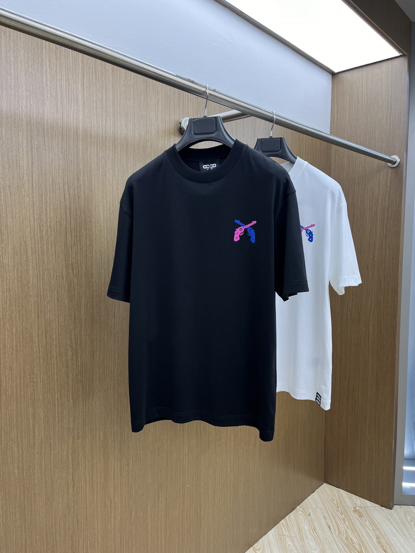 NO:118226,New high-end customization 2025 spring and summer new first-time counter latest short-sleeved round-neck T-shirt, high-end customization, avant-garde and fashionable design!  Brand logo heavy craft design, high-end customized mercerated cloud cotton fabric, soft feel, comfortable to wear, exquisite counter-level car line, fine workmanship, invincible and handsome upper body effect!  A must-have item for handsome men!  Color black white bld code number M-3XL, T-shirt,tees,t-shirt,alexander wang19860909新款 高端定制 2025春夏新款首发专柜最新款短袖圆领T恤 高端订制 设计前卫时尚！品牌logo重工艺设计 高端定制丝光云朵棉面料.手感柔软.穿着舒适.专柜级别精致车线.做工精细.上身效果无敌帅气！型男必备单品！ 颜色黑色 白色 bld码数M-3XL,,T-shirt,tees，t-shirt,alexander wang,Men's clothing