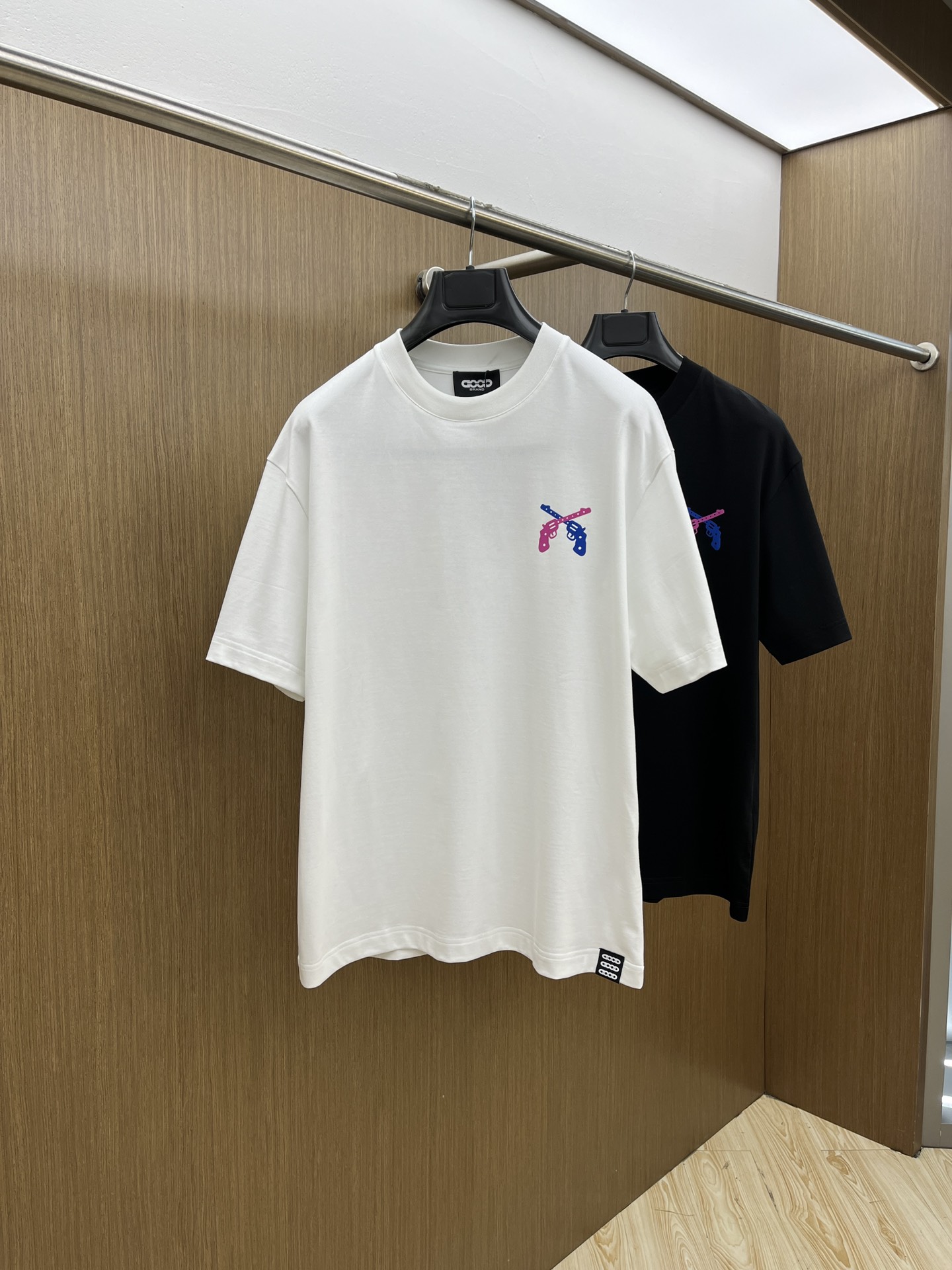 NO:118932,New high-end customization 2025 spring and summer new first-time counter latest short-sleeved round-neck T-shirt, high-end customization, avant-garde and fashionable design!  Brand logo heavy craft design, high-end customized mercerated cloud cotton fabric, soft feel, comfortable to wear, exquisite counter-level car line, fine workmanship, invincible and handsome upper body effect!  A must-have item for handsome men!  Color black white bld code number M-3XL, T-shirt,tees,t-shirt,alexander wang19860909新款 高端定制 2025春夏新款首发专柜最新款短袖圆领T恤 高端订制 设计前卫时尚！品牌logo重工艺设计 高端定制丝光云朵棉面料.手感柔软.穿着舒适.专柜级别精致车线.做工精细.上身效果无敌帅气！型男必备单品！ 颜色黑色 白色 bld码数M-3XL,,T-shirt,tees，t-shirt,alexander wang,Men's clothing