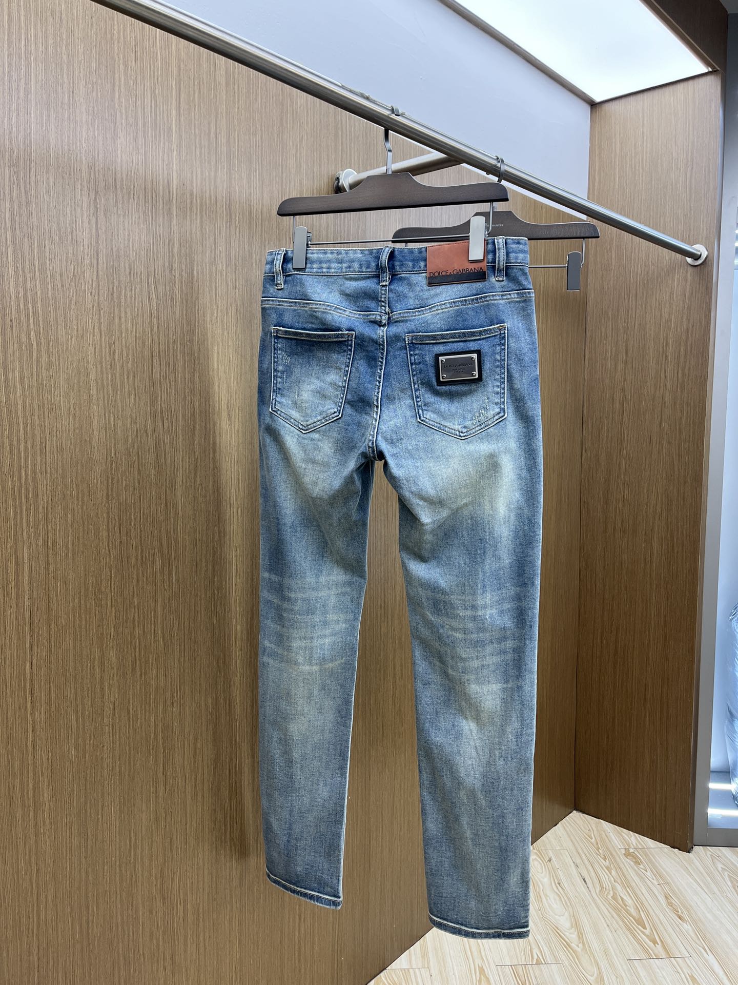   DG 🔥/ss😘春夏爆款新品 秋冬牛仔裤🆕柔软亲肤面料 重工定位洗水 专柜限量款 奢华感订制头层皮铭