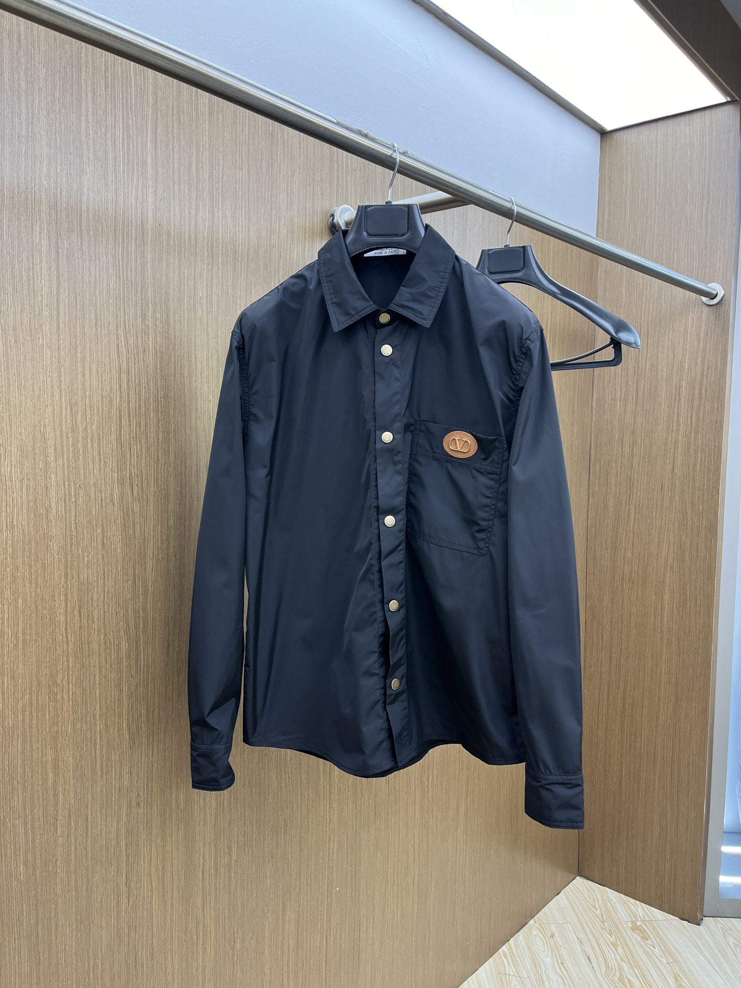 NO:118235,1950VALENTINO Valentino exclusively provides the latest spring and autumn fashion shirts. A jacket with a classic design and appearance is even more high-end quality that cannot be picked and controlled. You can buy it directly. You cannot miss it! Through the detailed pictures, you can feel its powerful aura, and the warm-concentration effect is significant, so you don’t have to worry about the chill at all! With both fashion and functionality, the entire LZ model looks even more luxurious and elegant! Size M-XXL, valentino, valentino, jackets & coats,shirts,alexander wang198609091950VALENTINO华伦天奴独家专供最新春秋时尚衬衫 经典设计感与颜值爆棚的外套,更是无法挑剔品控可以直接入手,不容过错的高端臻品！通过细节图片便可感受到它强悍的气场,聚温保暖效果显著,完全不用担心会有一点寒意！时尚与功能性兼备,LZ整款显得更加的奢华大气！ 尺码M-XXL,,valentino,valentino,jackets & coats,shirts,alexander wang,Men's clothing