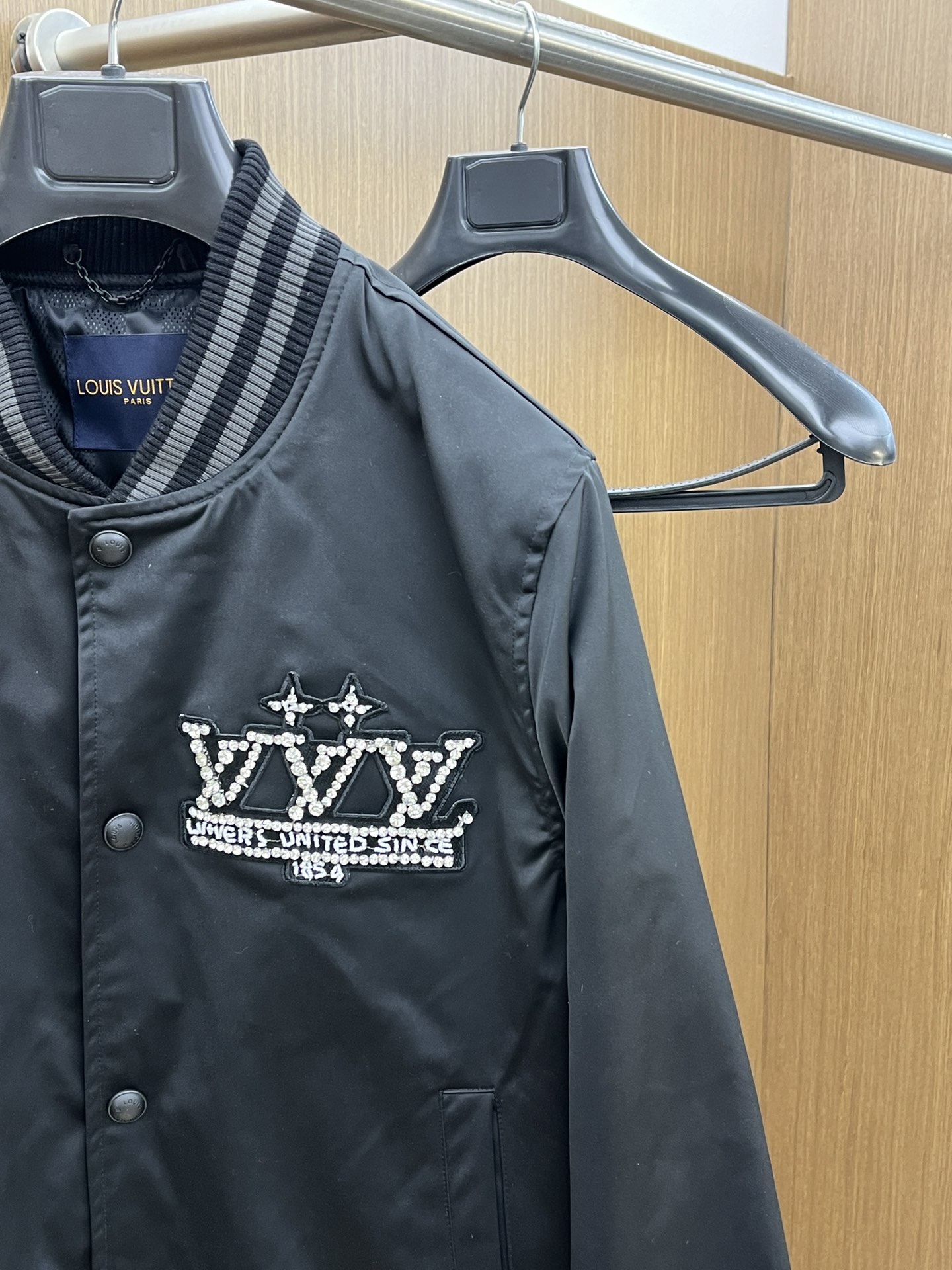  🔥🔥LV·路易威登 2025开纯新款男士棒球领夹克外套，高定专柜面料 透气舒适度高，细节无可挑剔，品牌