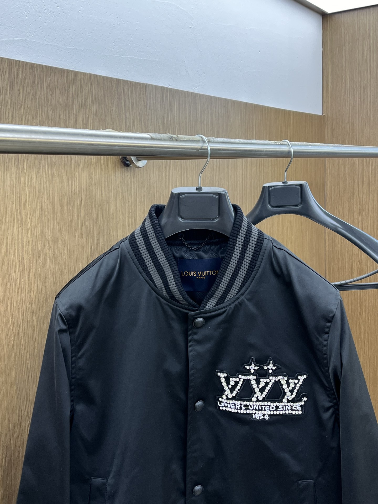  🔥🔥LV·路易威登 2025开纯新款男士棒球领夹克外套，高定专柜面料 透气舒适度高，细节无可挑剔，品牌