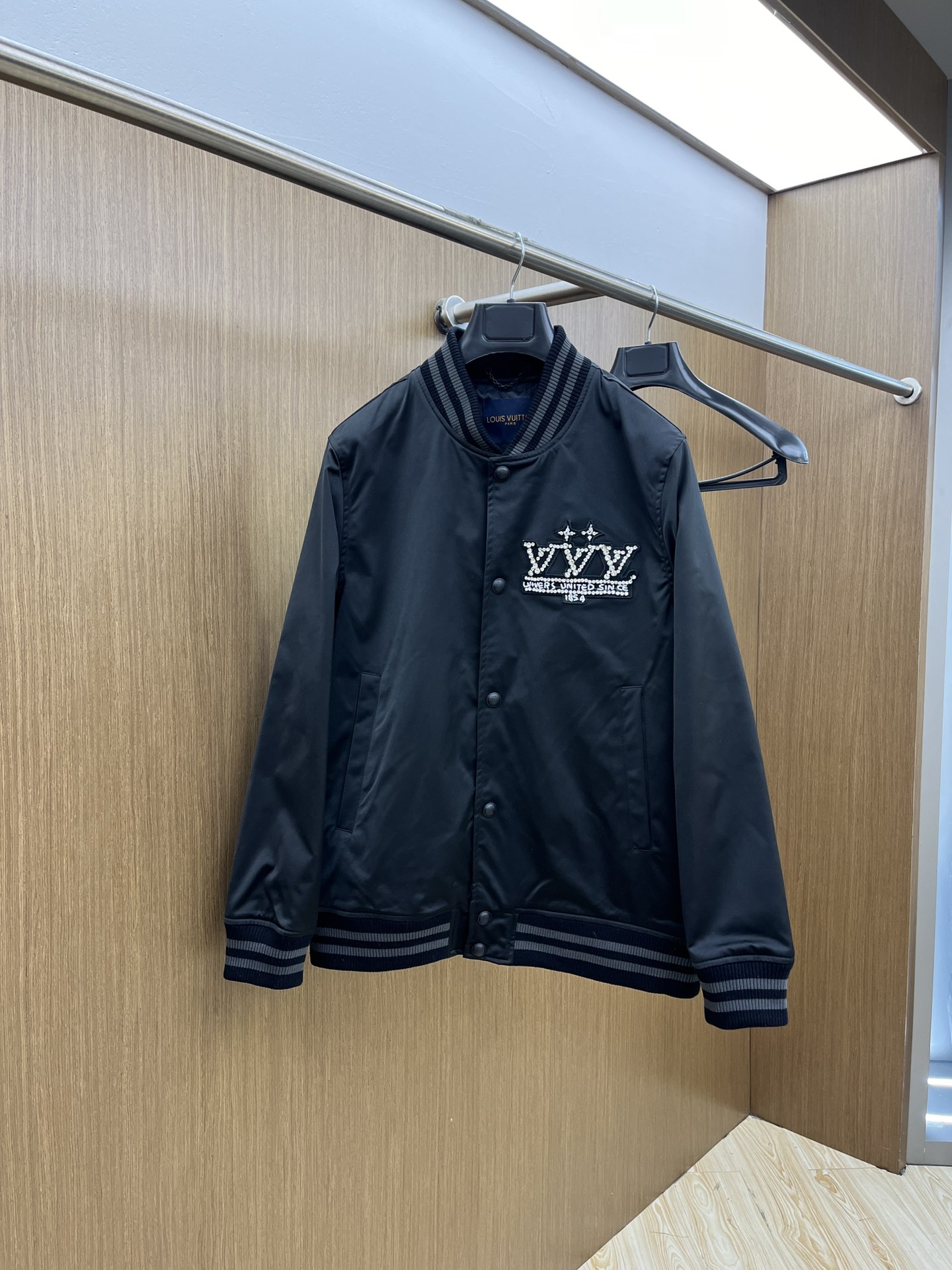  🔥🔥LV·路易威登 2025开纯新款男士棒球领夹克外套，高定专柜面料 透气舒适度高，细节无可挑剔，品牌