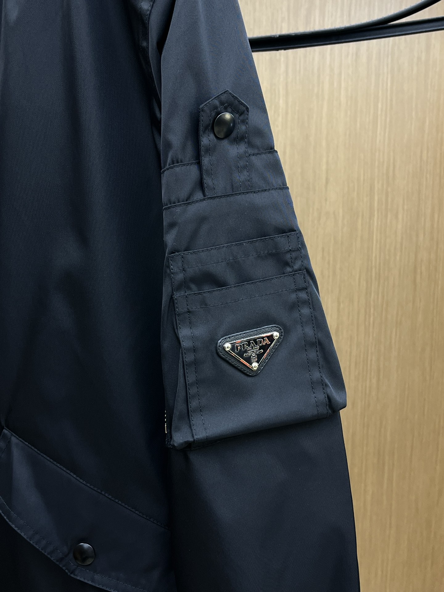  🔥🔥PD 2025开纯新款男士棒球领夹克外套，高定专柜面料 透气舒适度高，细节无可挑剔，品牌元素设计理