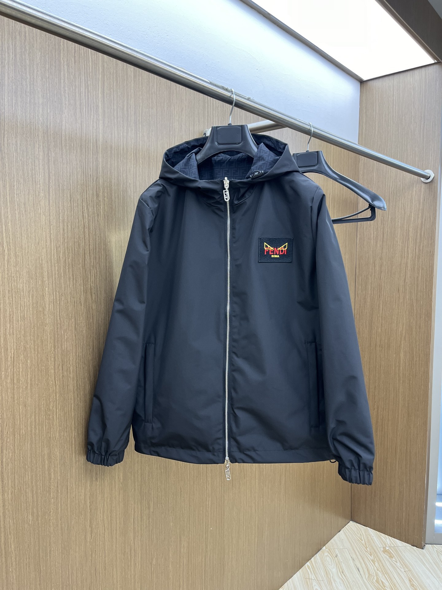 NO:118246,FD 2025 opens a new men's hooded double-sided jacket, high-quality counter fabric, high-breathable comfort, impeccable details, brand elements design concept, exquisite workmanship and complex craftsmanship, professional purchasing grade reflects high quality. LZ feels delicate and soft!  It is casually cut, with a great upper body style!  Code number M-XXL,,jackets & coats,jackets & coats,hats,alexander wang19860909FD 2025开纯新款男士连帽双面穿夹克外套,高定专柜面料 透气舒适度高,细节无可挑剔,品牌元素设计理念,做工考究工艺复杂,专业代购级体现高品质.LZ手感细腻柔软！呈现休闲裁剪,上身版型超赞！ 码数M-XXL,,jackets & coats,jackets & coats,hats,alexander wang,Men's clothing