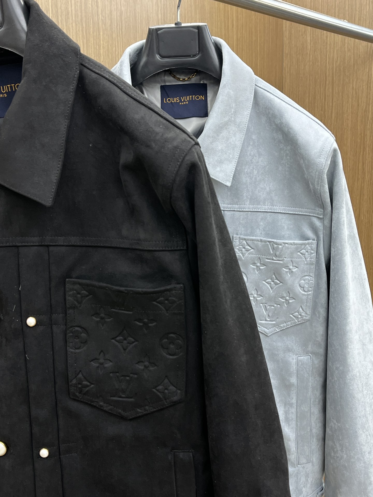  🔥🔥Lv 2025开纯新款男士翻领夹克外套，高定专柜面料 透气舒适度高，细节无可挑剔，品牌元素设计理念