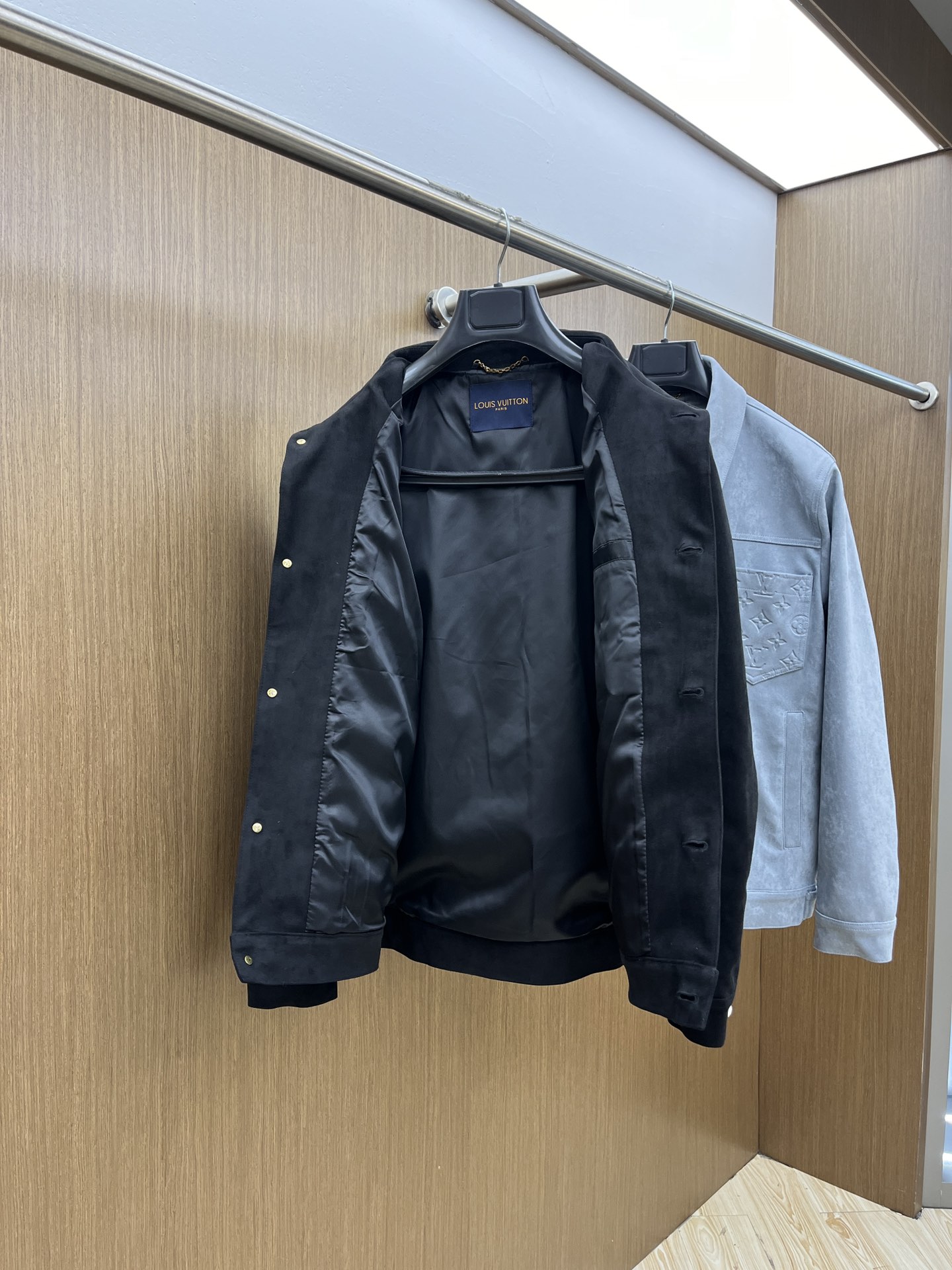  🔥🔥Lv 2025开纯新款男士翻领夹克外套，高定专柜面料 透气舒适度高，细节无可挑剔，品牌元素设计理念