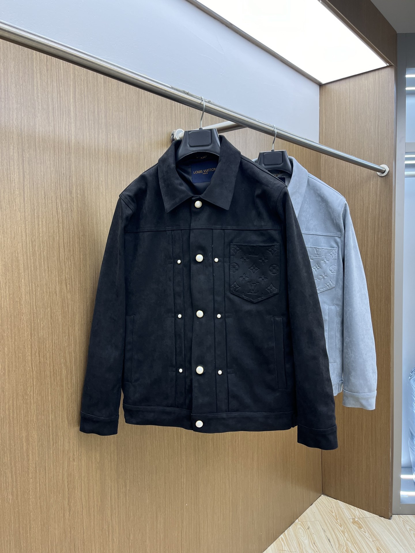  🔥🔥Lv 2025开纯新款男士翻领夹克外套，高定专柜面料 透气舒适度高，细节无可挑剔，品牌元素设计理念