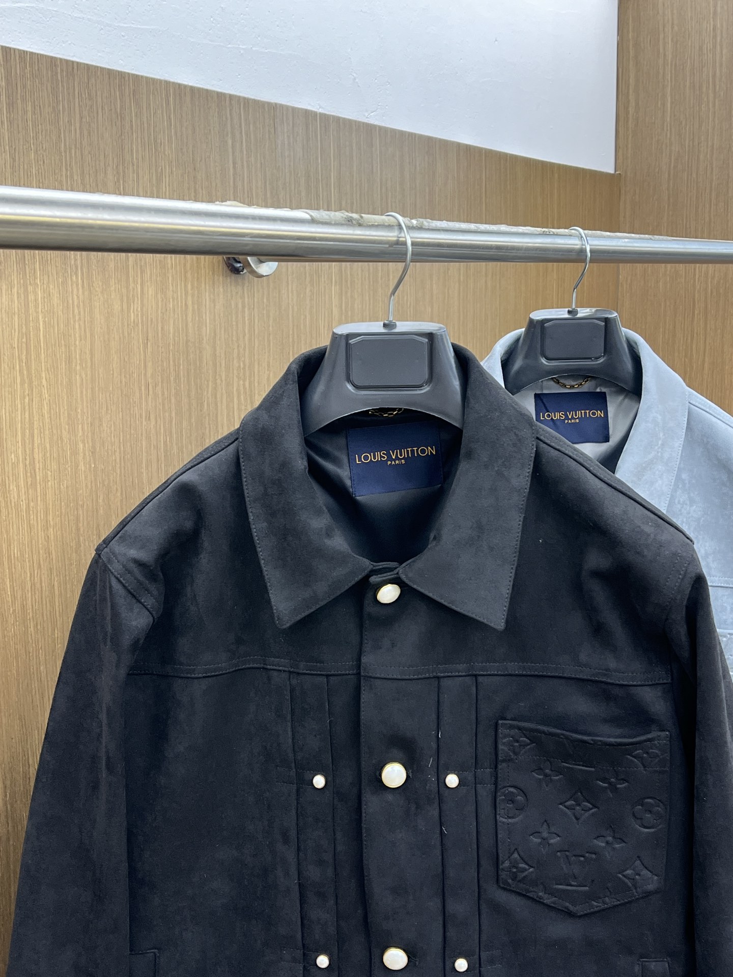  🔥🔥Lv 2025开纯新款男士翻领夹克外套，高定专柜面料 透气舒适度高，细节无可挑剔，品牌元素设计理念