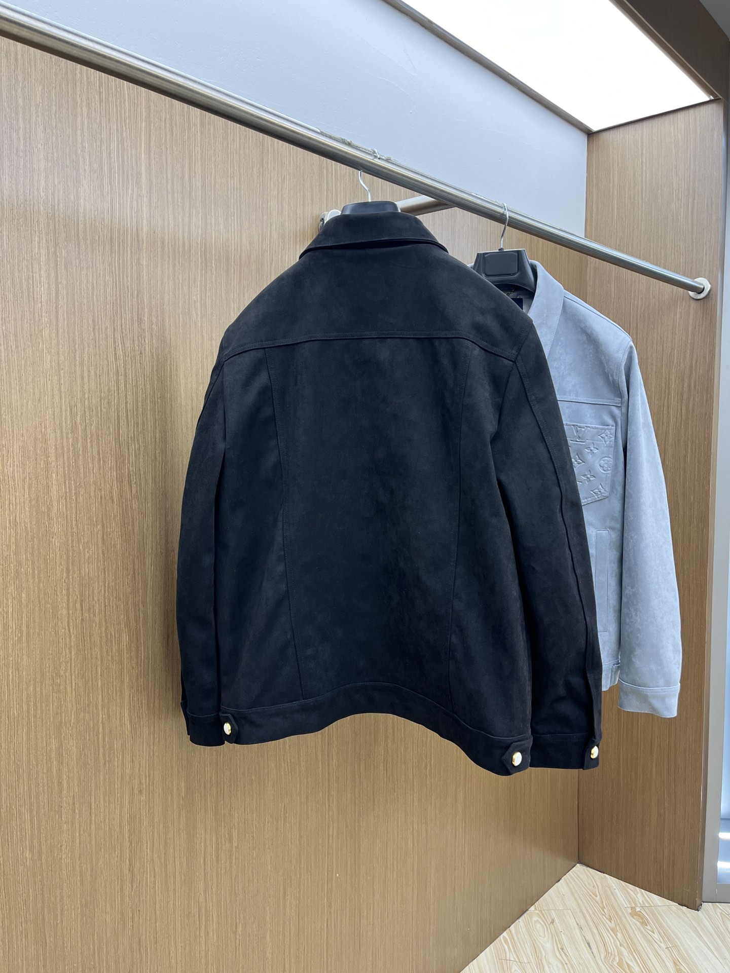  🔥🔥Lv 2025开纯新款男士翻领夹克外套，高定专柜面料 透气舒适度高，细节无可挑剔，品牌元素设计理念