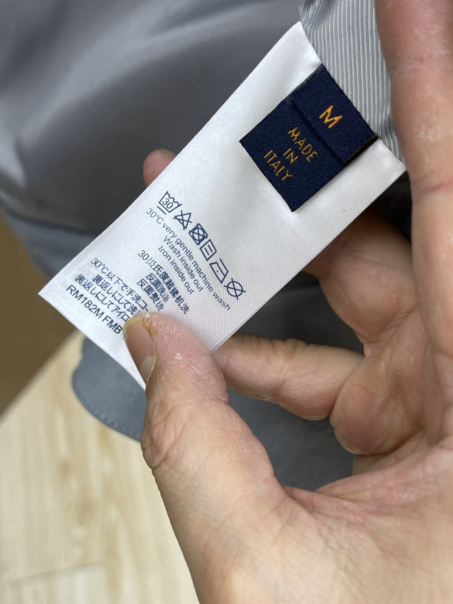  🔥🔥LV 2025开纯新款男士翻领夹克外套，高定专柜面料 透气舒适度高，细节无可挑剔，品牌元素设计理念