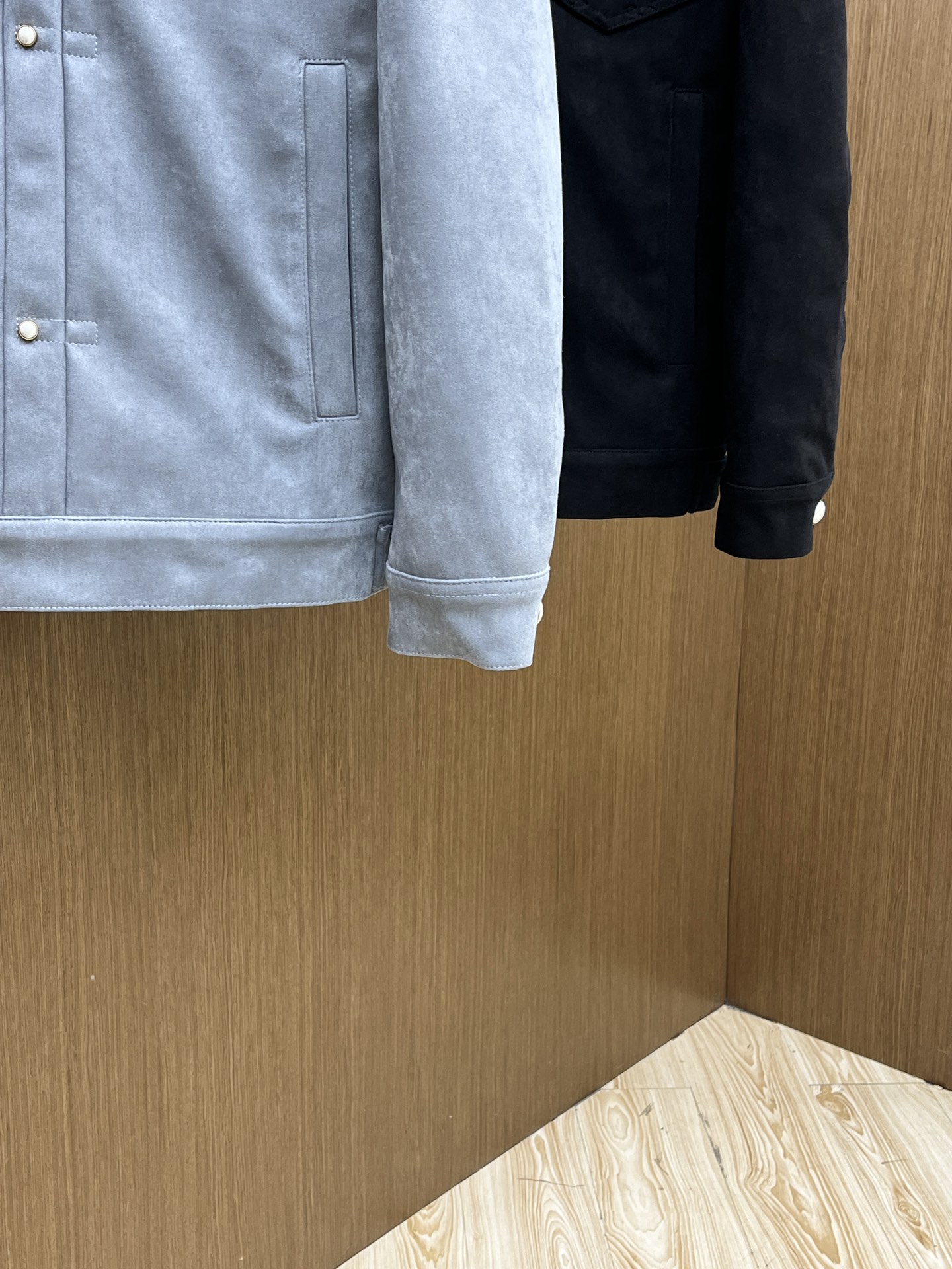  🔥🔥LV 2025开纯新款男士翻领夹克外套，高定专柜面料 透气舒适度高，细节无可挑剔，品牌元素设计理念