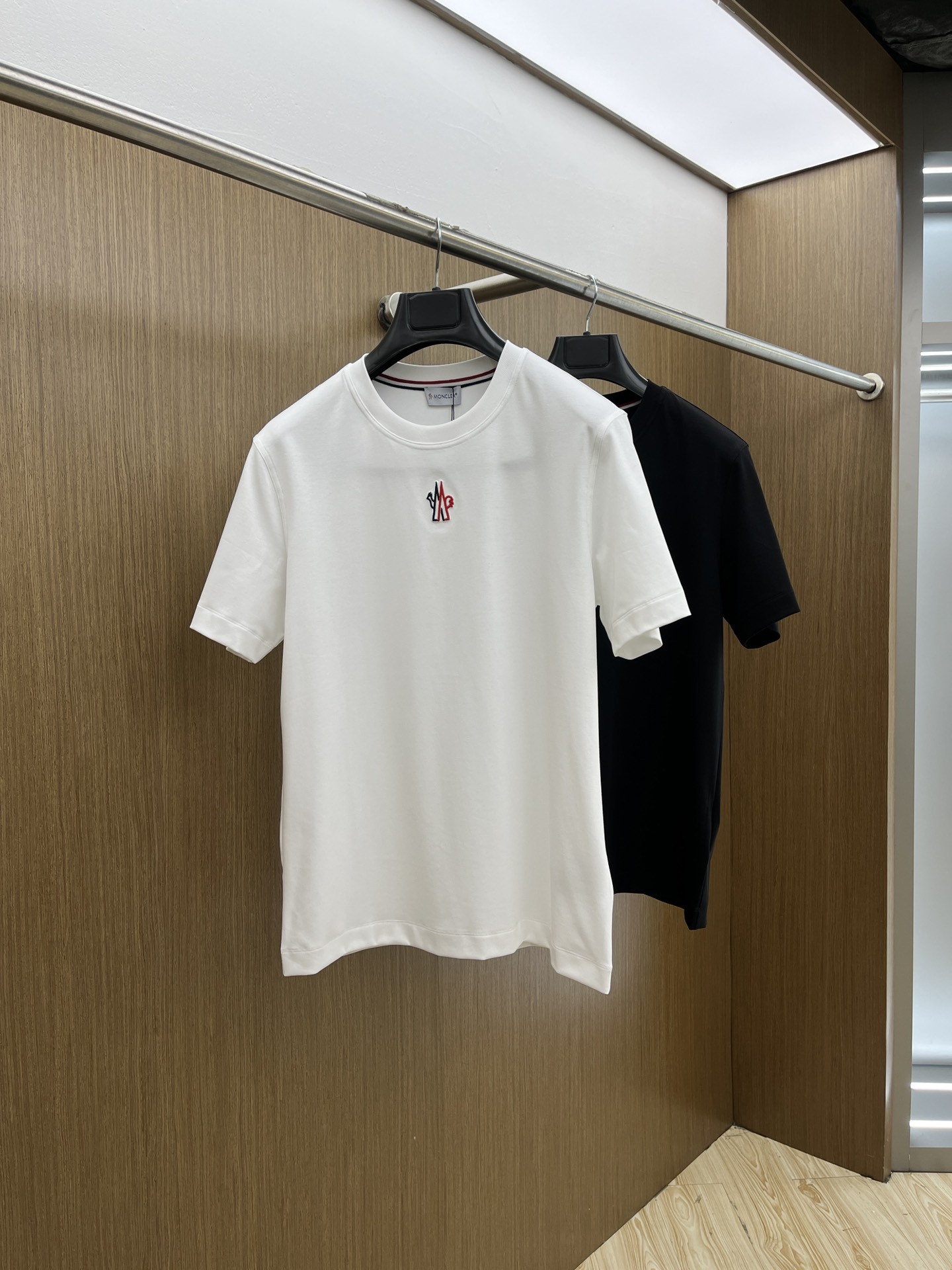 NO:126318,New Mon high-end customization 2025 spring and summer new first-time counter latest short-sleeved round-neck T-shirt high-end customization design avant-garde and fashionable!  Brand logo heavy craft design, high-end customized mercerated cloud cotton fabric, soft feel, comfortable to wear, exquisite counter-level car line, fine workmanship, invincible and handsome upper body effect!  A must-have item for handsome men!  Color black white bld code number M-3XL, T-shirt,tees,t-shirt,alexander wang19860909新款 Mon 高端定制 2025春夏新款首发专柜最新款短袖圆领T恤 高端订制 设计前卫时尚！品牌logo重工艺设计 高端定制丝光云朵棉面料.手感柔软.穿着舒适.专柜级别精致车线.做工精细.上身效果无敌帅气！型男必备单品！ 颜色黑色 白色 bld码数M-3XL,,T-shirt,tees，t-shirt,alexander wang,Men's clothing