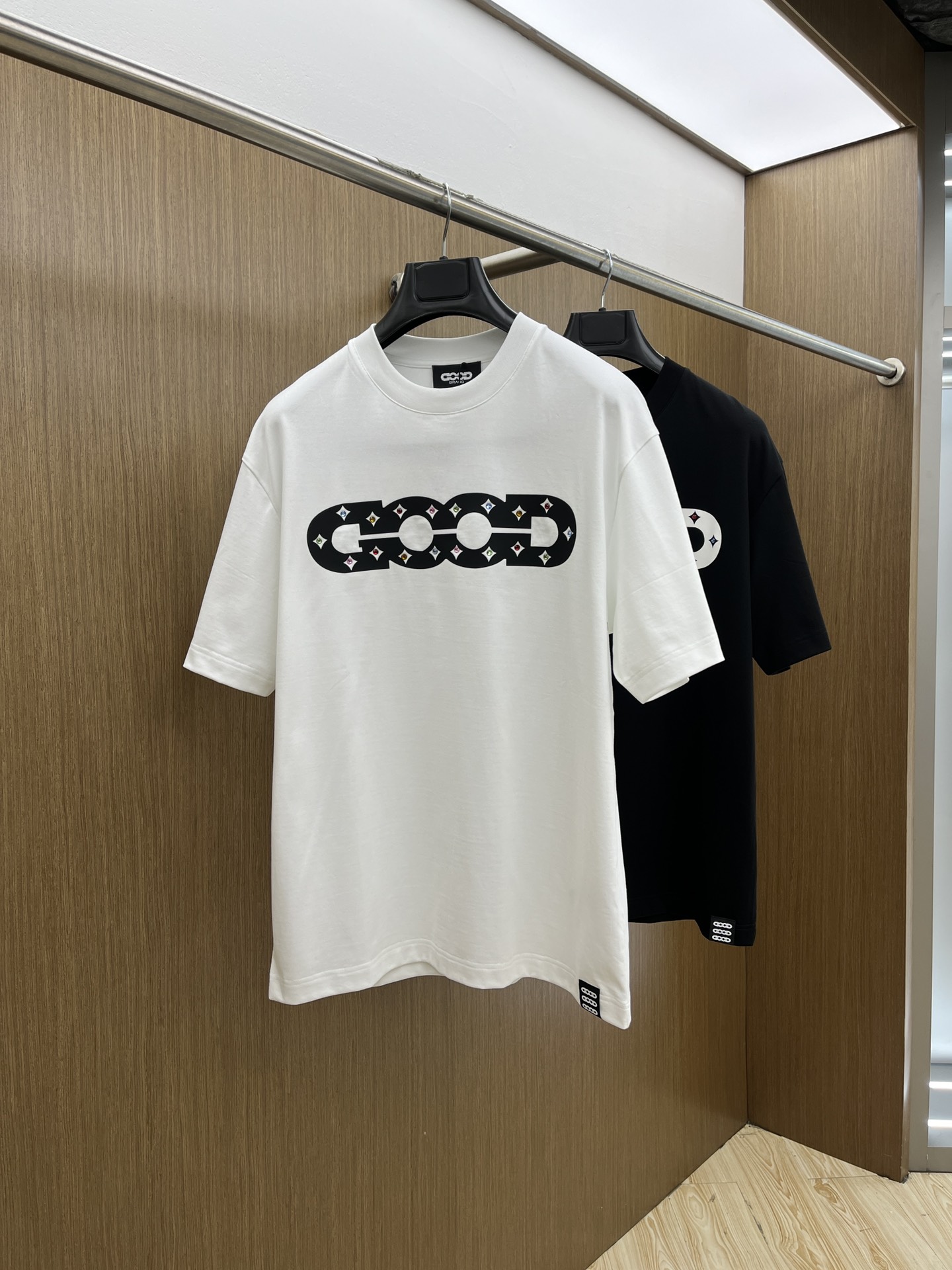 NO:126319,New high-end customization 2025 spring and summer new first-time counter latest short-sleeved round-neck T-shirt, high-end customization, avant-garde and fashionable design!  Brand logo heavy craft design, high-end customized mercerated cloud cotton fabric, soft feel, comfortable to wear, exquisite counter-level car line, fine workmanship, invincible and handsome upper body effect!  A must-have item for handsome men!  Color black white bld code number M-3XL, T-shirt,tees,t-shirt,alexander wang19860909新款 高端定制 2025春夏新款首发专柜最新款短袖圆领T恤 高端订制 设计前卫时尚！品牌logo重工艺设计 高端定制丝光云朵棉面料.手感柔软.穿着舒适.专柜级别精致车线.做工精细.上身效果无敌帅气！型男必备单品！ 颜色黑色 白色 bld码数M-3XL,,T-shirt,tees，t-shirt,alexander wang,Men's clothing