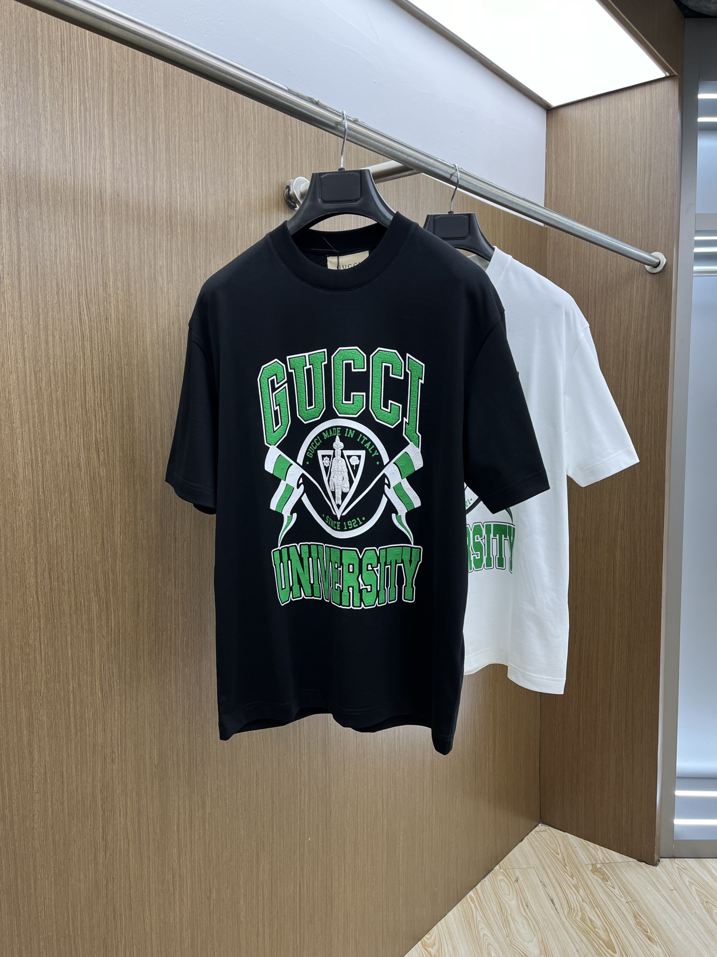 NO:126320,New Guc high-end customization 2025 spring and summer new first-time counter latest short-sleeved round-neck T-shirt high-end customization design avant-garde and fashionable!  Brand logo heavy craft design, high-end customized mercerated cloud cotton fabric, soft feel, comfortable to wear, exquisite counter-level car line, fine workmanship, invincible and handsome upper body effect!  A must-have item for handsome men!  Color black white bld code number M-3XL, gucci, T-shirt,tees, t-shirt,alexander wang19860909新款Guc 高端定制 2025春夏新款首发专柜最新款短袖圆领T恤 高端订制 设计前卫时尚！品牌logo重工艺设计 高端定制丝光云朵棉面料.手感柔软.穿着舒适.专柜级别精致车线.做工精细.上身效果无敌帅气！型男必备单品！ 颜色黑色 白色 bld码数M-3XL,,gucci,T-shirt,tees，t-shirt,alexander wang,Men's clothing